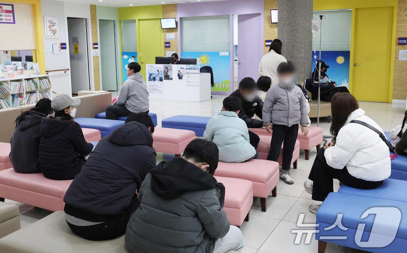 본문 이미지 - 경기 오산시 원동 서울어린이병원을 찾은 환자들이 진료를 기다리고 있다. /뉴스1 ⓒ News1 김영운 기자