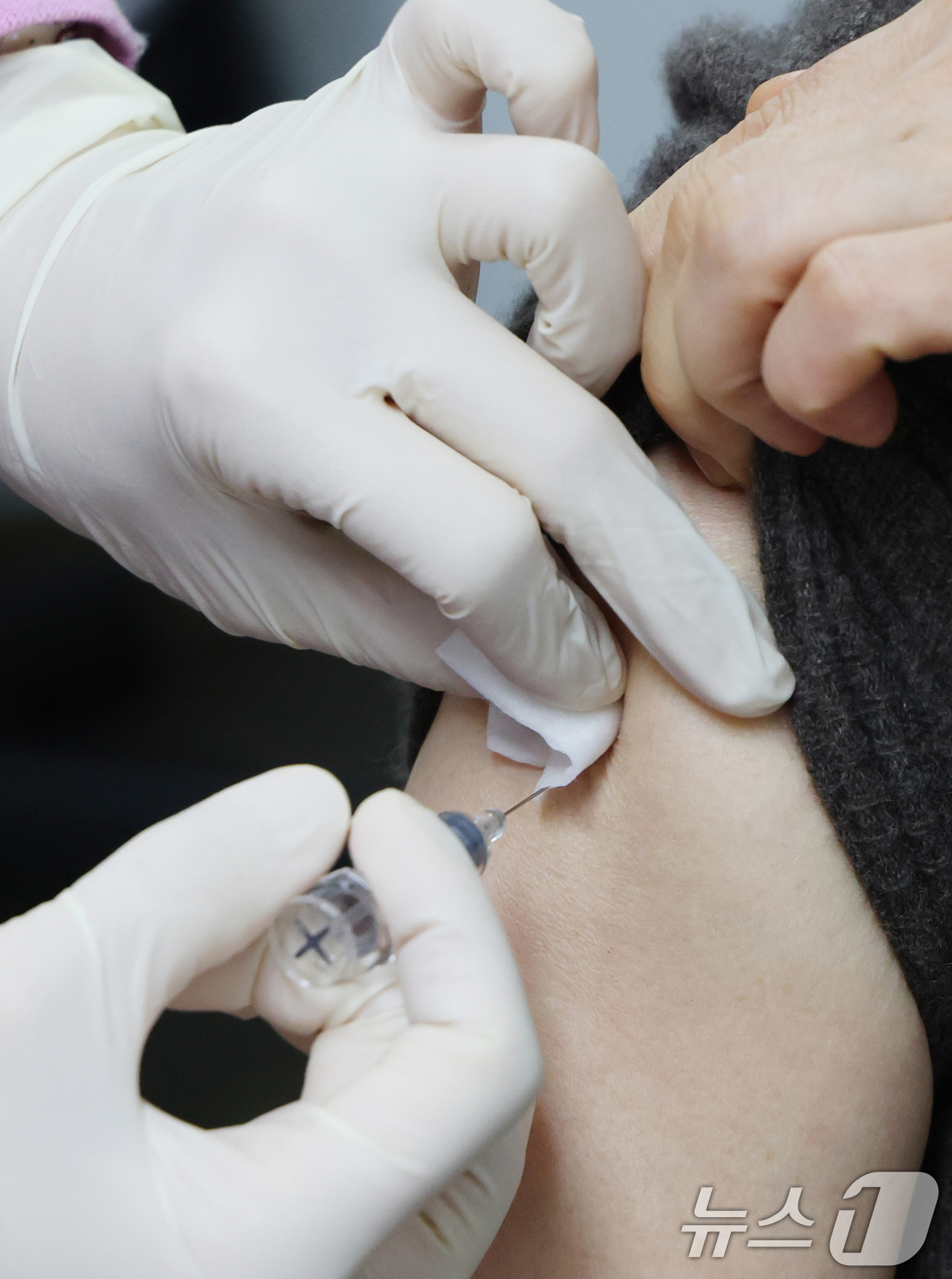 (수원=뉴스1) 김영운 기자 = 독감 환자가 5주 연속 증가하고 있는 가운데 28일 경기 수원시 팔달구 인구보건복지협회 경기도지회 가족보건의원 찾은 환자들이 독감 예방접종을 하고 …