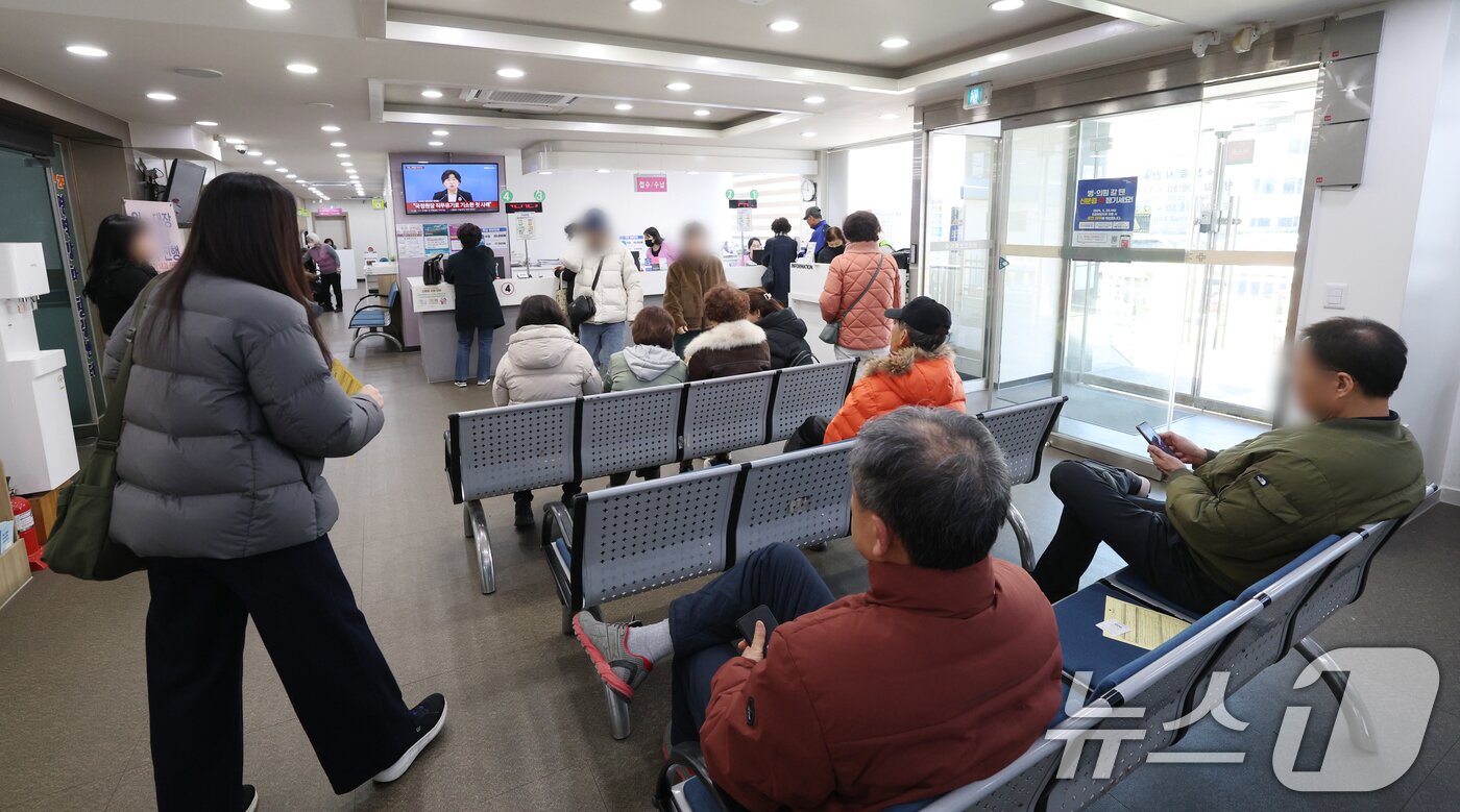 본문 이미지 - 경기 수원시 팔달구 인구보건복지협회 경기도지회 가족보건의원 찾은 환자들이 진료를 기다리고 있다. ⓒ 뉴스1 김영운 기자