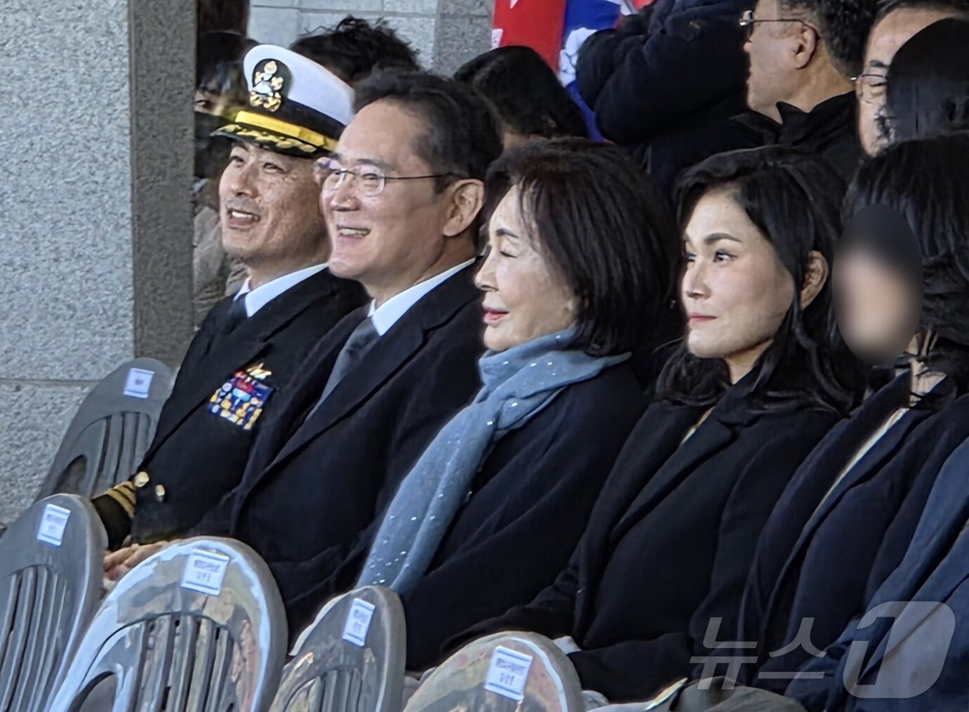 본문 이미지 - 이재용 삼성전자 회장이 28일 경남 창원시 해군사관학교에서 열린 제139기 해군·해병대 사관후보생 수료 및 임관식에 홍라희 삼성미술관 리움 명예관장, 이서현 삼성물산 사장과 함께 참석해 자리하고 있다. 이 회장의 장남 지호 씨는 이날 해군 소위로 임관했다. 2025.11.28/뉴스1 ⓒ News1 박주평 기자