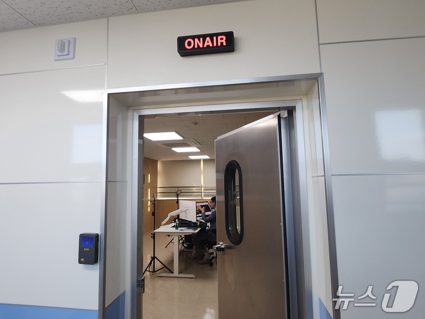 본문 이미지 - 윤정호 교사가 수업을 진행하고 있는 충북온라인학교 내 온라인 스튜디오. 학교엔 이런 스튜디오가 10개 있다.  /뉴스1 ⓒ News1 장성희 기자