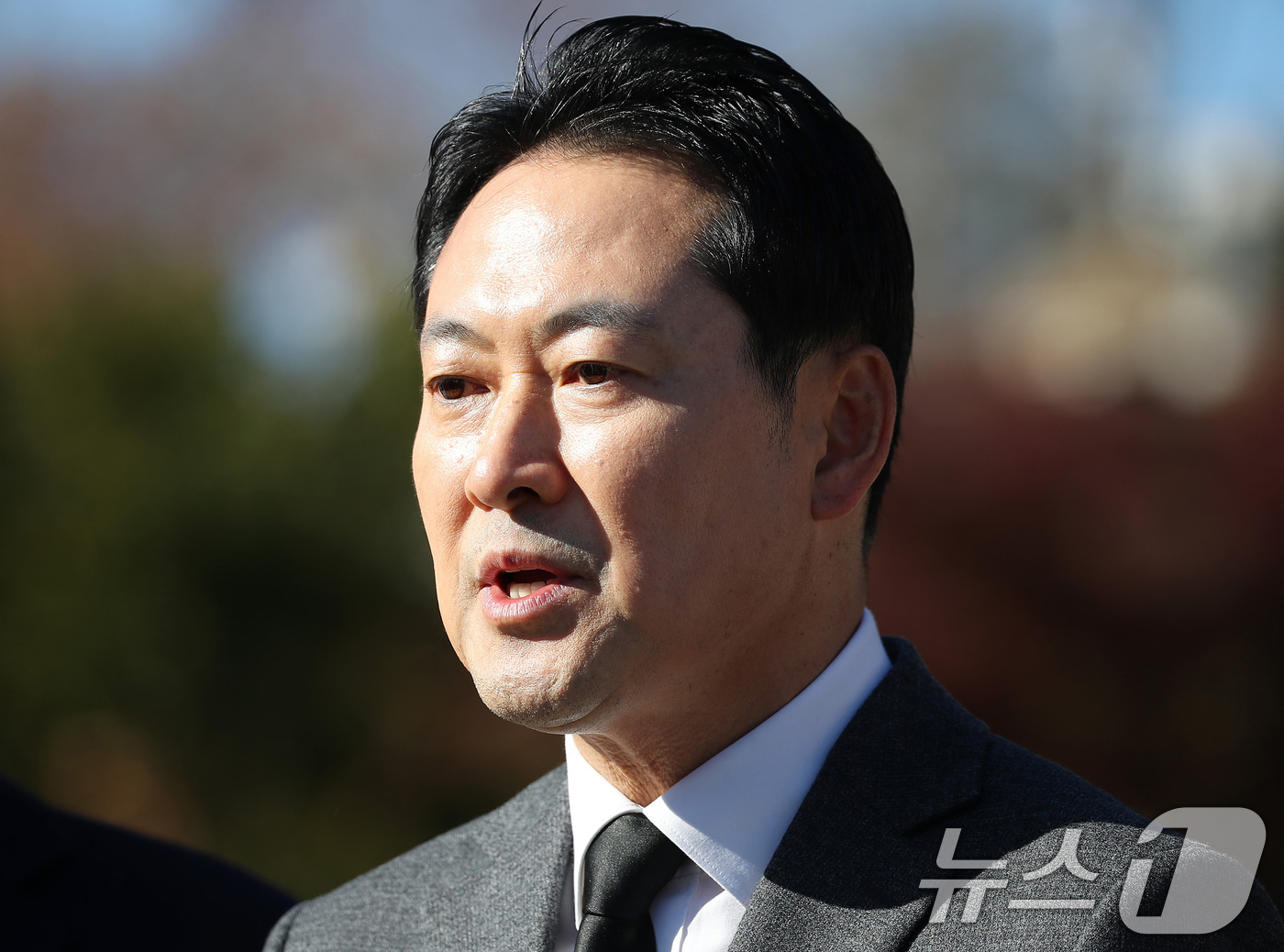 (대구=뉴스1) 공정식 기자 = 장동혁 국민의힘 대표가 28일 오후 대구 동구 국립신암선열공원을 찾아 독립유공자 위패를 모신 단충사에서 참배한 뒤 취재진 질문에 답하고 있다. 20 …