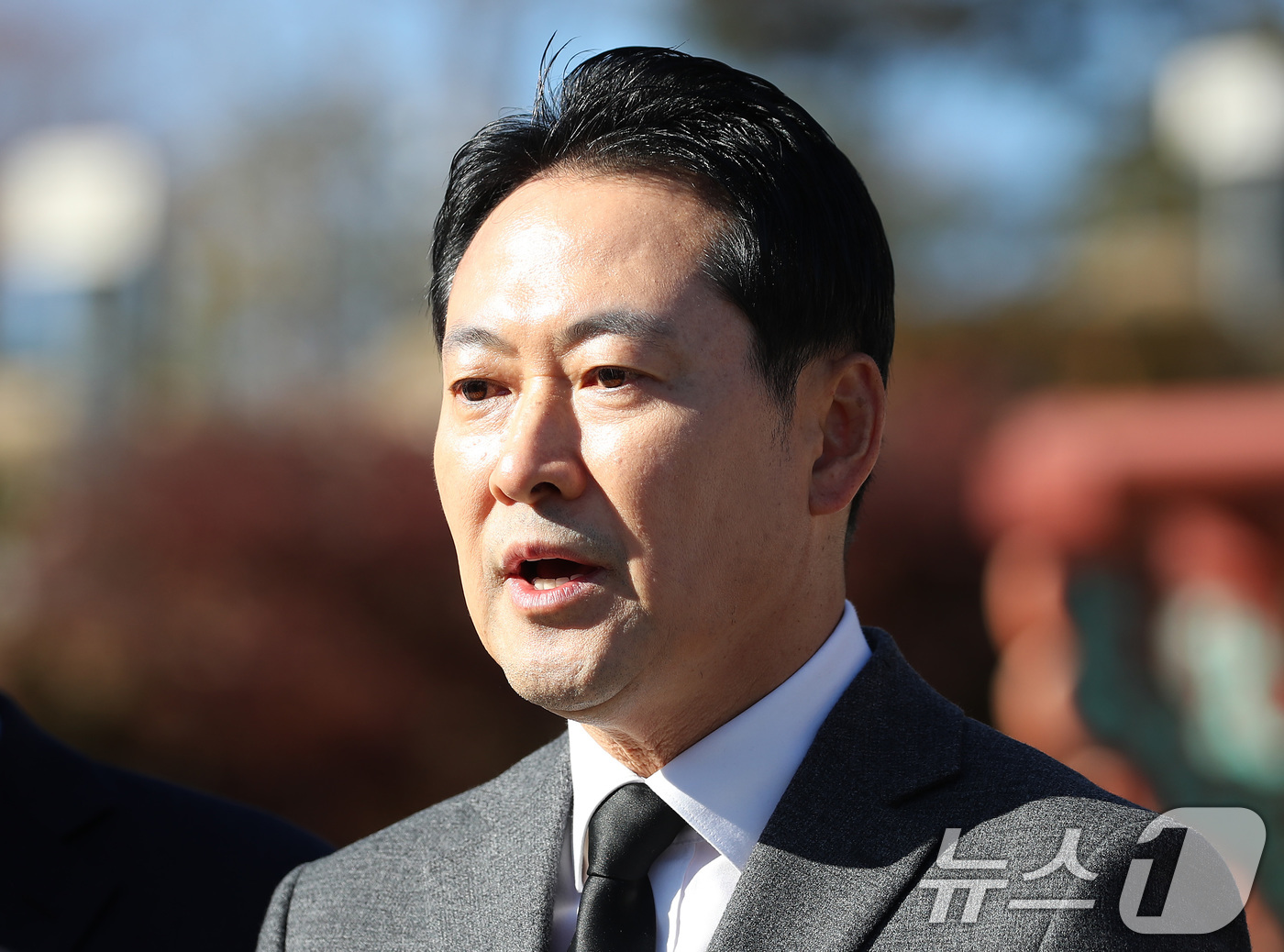 (대구=뉴스1) 공정식 기자 = 장동혁 국민의힘 대표가 28일 오후 대구 동구 국립신암선열공원을 찾아 독립유공자 위패를 모신 단충사에서 참배한 뒤 취재진 질문에 답하고 있다. 20 …