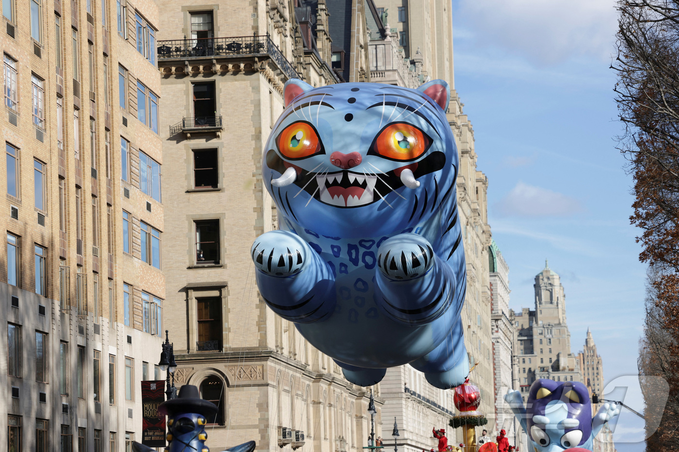 (뉴욕 로이터=뉴스1) 김경민 기자 = 미국 뉴욕에서 27일(현지시간) 열린 2025년 메이시스 추수감사절 퍼레이드에서 더피 풍선이 날아가고 있다. 2025.11.27ⓒ 로이터=뉴 …