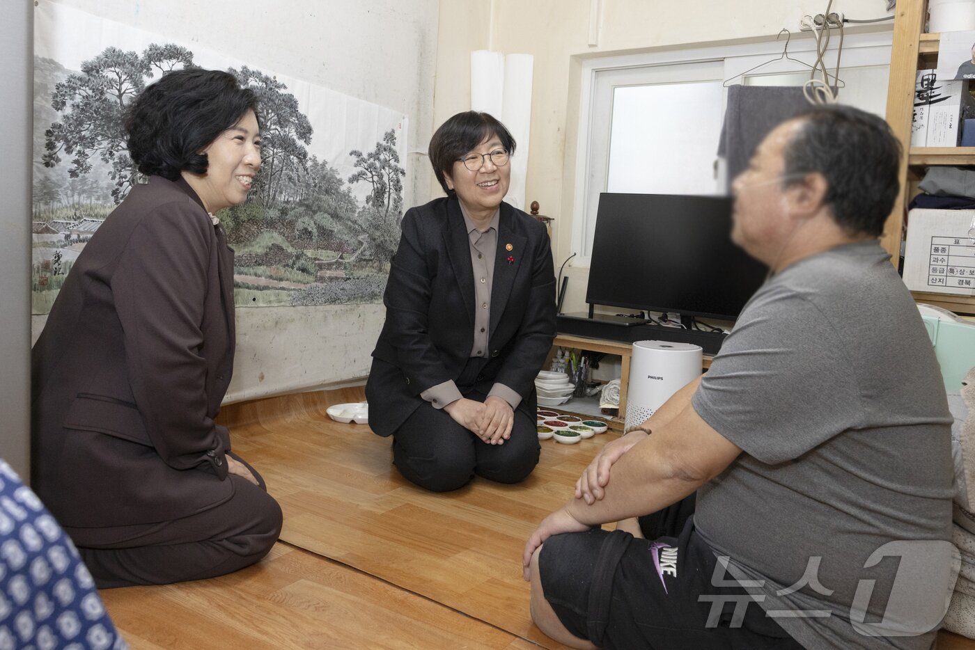 본문 이미지 - 지난달 28일 정은경 보건복지부 장관이 겨울철 복지위기가구 발굴 및 지원 대책 수립을 위해 28일 오전 서울 용산구 쪽방촌을 찾아 주민과 대화를 나누고 있다. &#40;보건복지부 제공. 재판매 및 DB 금지&#41; /뉴스1