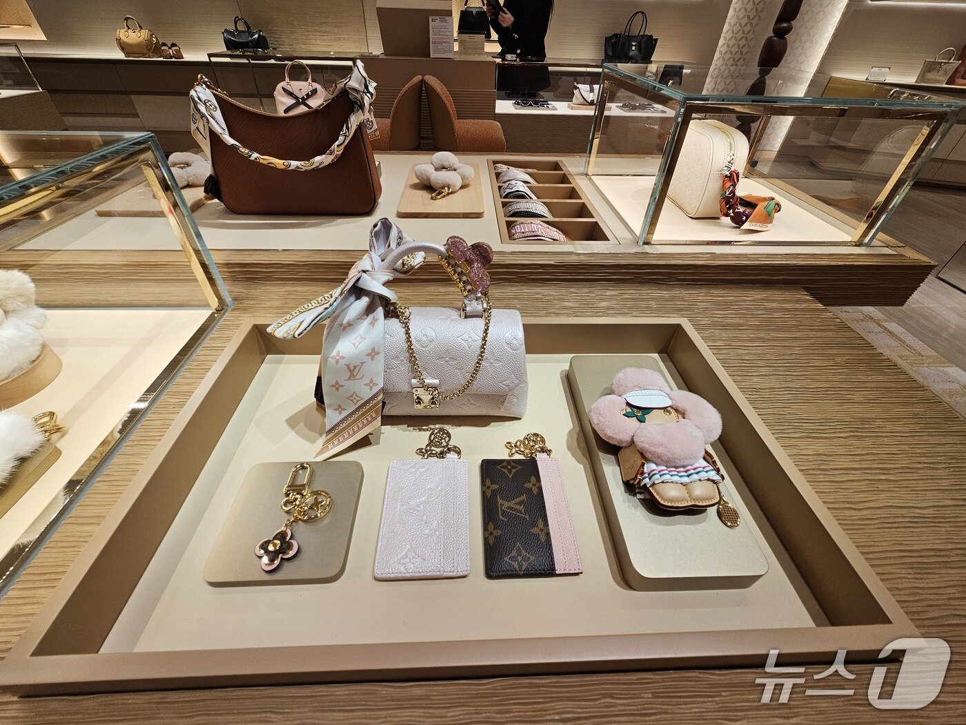 본문 이미지 - 서울 중구 소재 &#39;LV 더 플레이스 서울, 신세계 더 리저브&#39; 내 6층 규모로 조성된 &#39;루이비통 비저너리 저니 서울&#39;&#40;Louis Vuitton Visionary Journeys Seoul&#41;.ⓒ 뉴스1/김진희 기자.