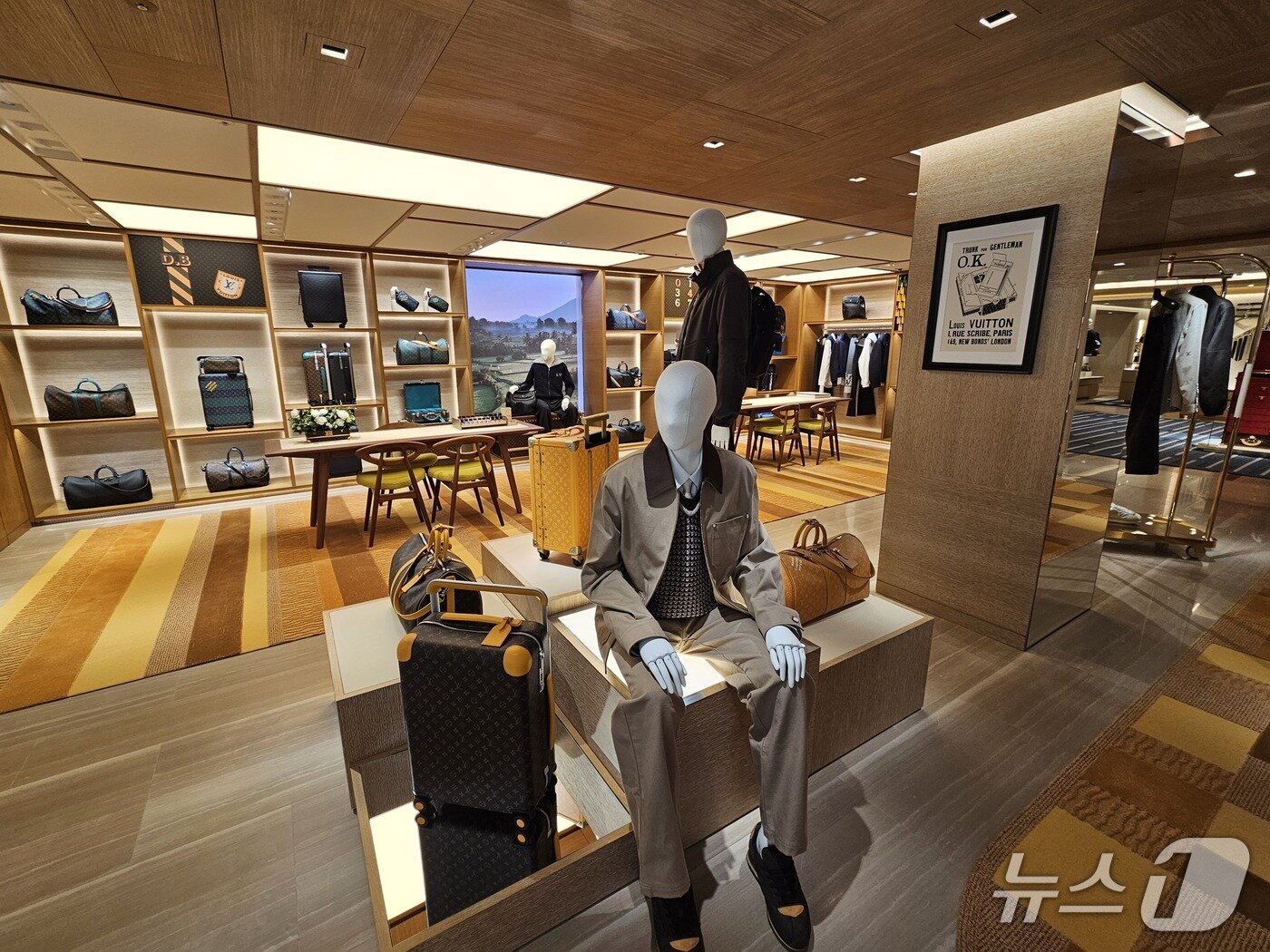 본문 이미지 - 서울 중구 소재 &#39;LV 더 플레이스 서울, 신세계 더 리저브&#39; 내 6층 규모로 조성된 &#39;루이비통 비저너리 저니 서울&#39;&#40;Louis Vuitton Visionary Journeys Seoul&#41;.ⓒ 뉴스1/김진희 기자.