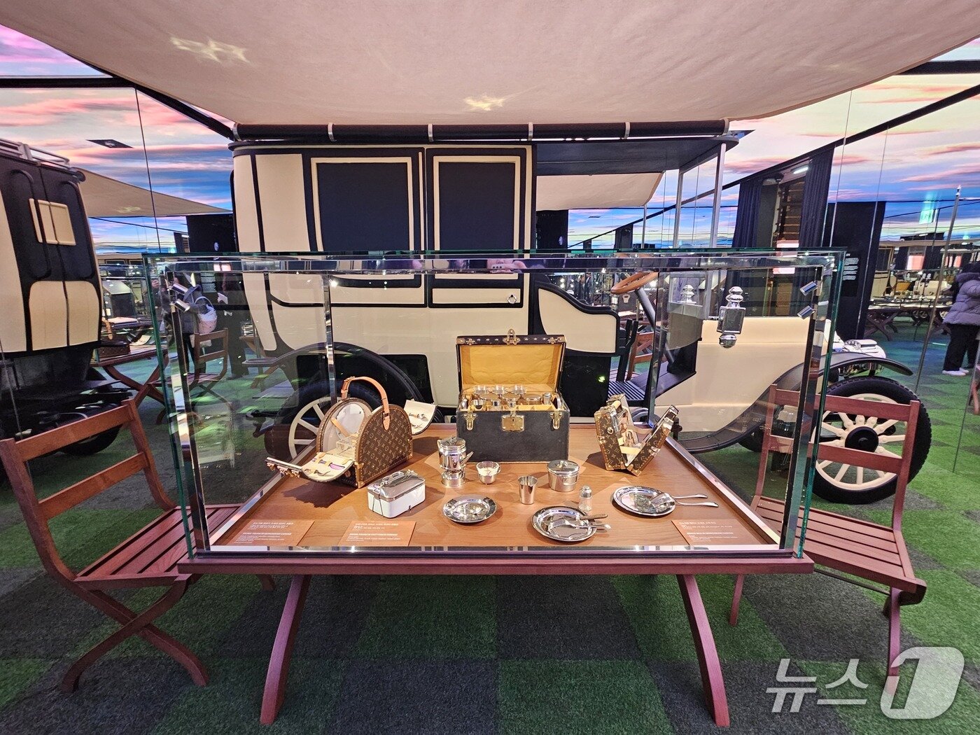 본문 이미지 - 서울 중구 소재 &#39;LV 더 플레이스 서울, 신세계 더 리저브&#39; 내 6층 규모로 조성된 &#39;루이비통 비저너리 저니 서울&#39;&#40;Louis Vuitton Visionary Journeys Seoul&#41;.ⓒ 뉴스1/김진희 기자.