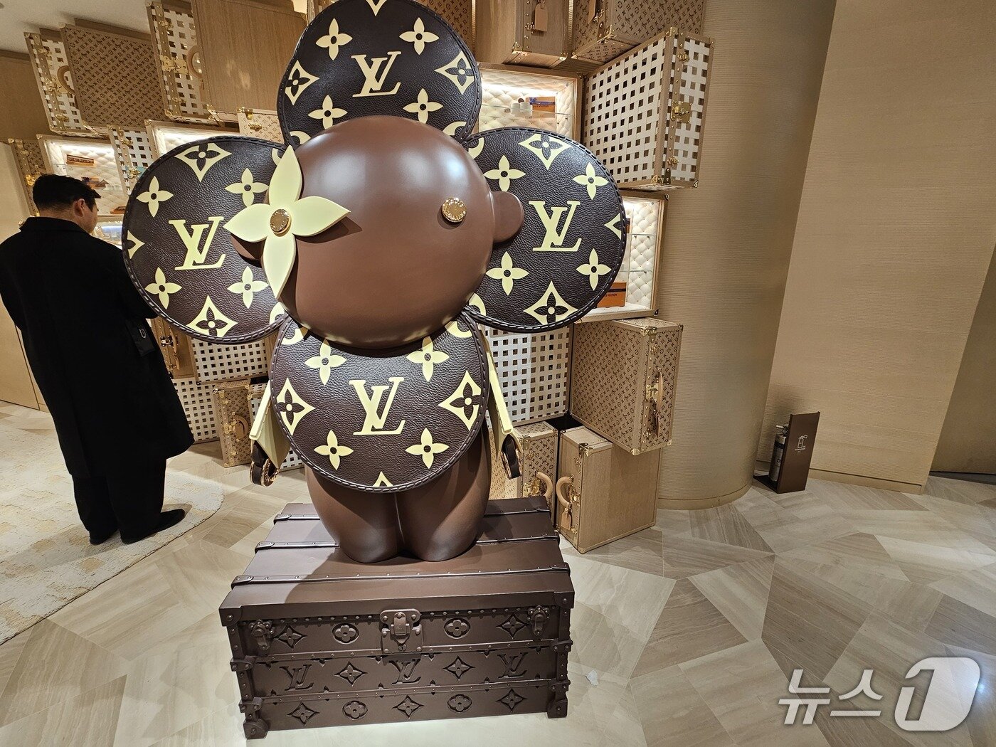 본문 이미지 - 서울 중구 소재 &#39;LV 더 플레이스 서울, 신세계 더 리저브&#39; 내 6층 규모로 조성된 &#39;루이비통 비저너리 저니 서울&#39;&#40;Louis Vuitton Visionary Journeys Seoul&#41;.ⓒ 뉴스1/김