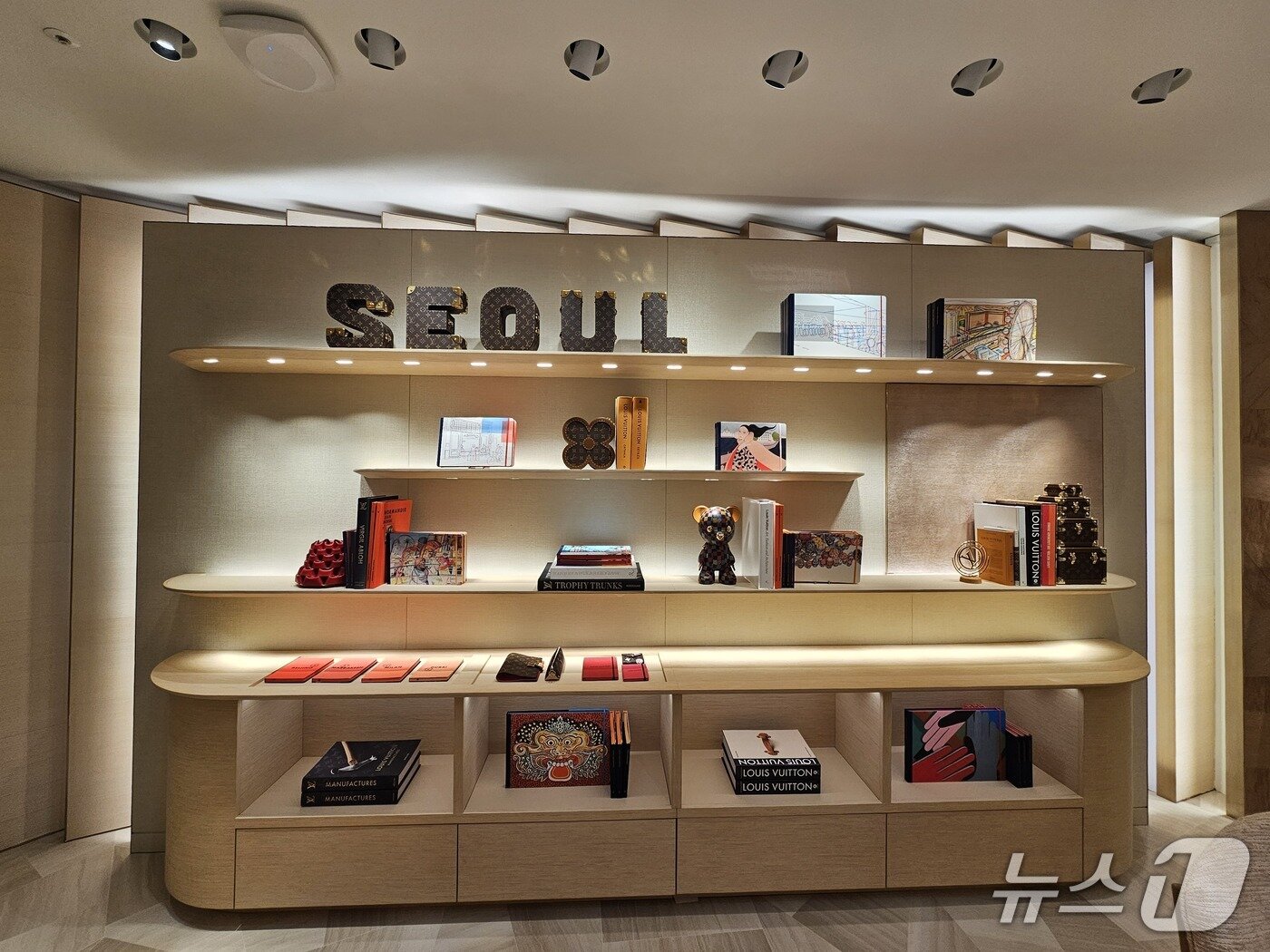 본문 이미지 - 서울 중구 소재 &#39;LV 더 플레이스 서울, 신세계 더 리저브&#39; 내 6층 규모로 조성된 &#39;루이비통 비저너리 저니 서울&#39;&#40;Louis Vuitton Visionary Journeys Seoul&#41;.ⓒ 뉴스1/김진희 기자.