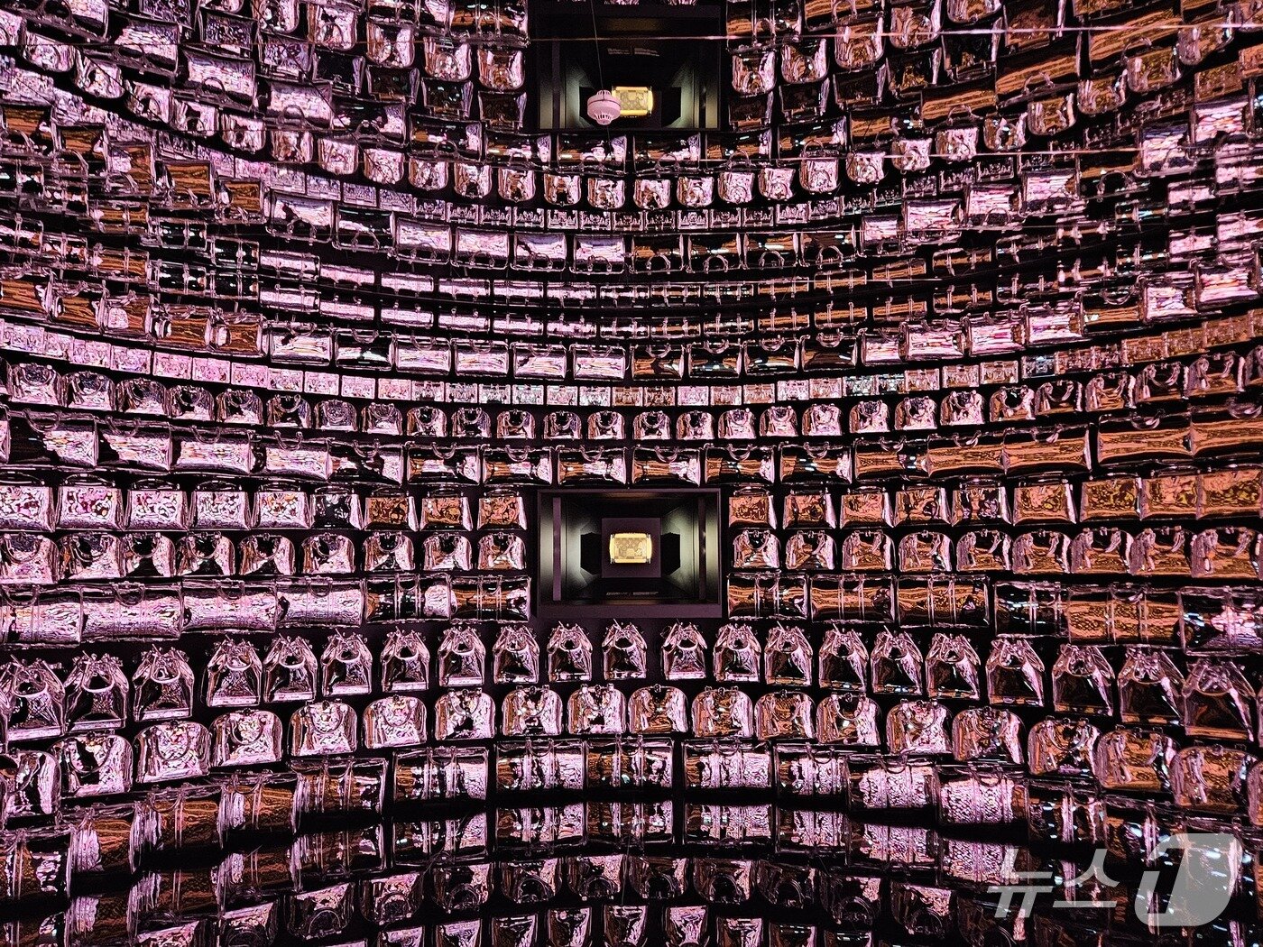 본문 이미지 - 서울 중구 소재 &#39;LV 더 플레이스 서울, 신세계 더 리저브&#39; 내 6층 규모로 조성된 &#39;루이비통 비저너리 저니 서울&#39;&#40;Louis Vuitton Visionary Journeys Seoul&#41;.ⓒ 뉴스1/김진희 기자.