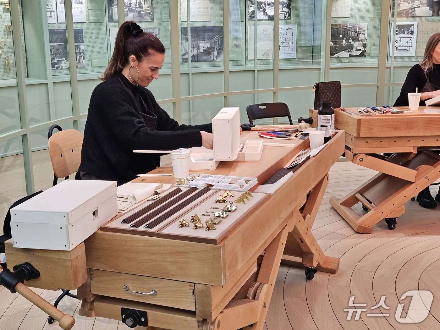 본문 이미지 - 서울 중구 소재 &#39;LV 더 플레이스 서울, 신세계 더 리저브&#39; 내 6층 규모로 조성된 &#39;루이비통 비저너리 저니 서울&#39;&#40;Louis Vuitton Visionary Journeys Seoul&#41;. 루이비통 장인이 제품을 만드는 모습.ⓒ 뉴스1/김진희 기자.