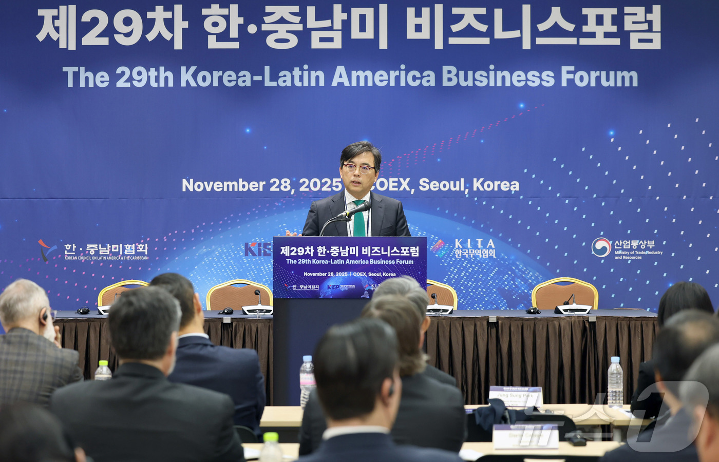 (서울=뉴스1) = 박정성 산업통상자원부 통상차관보가 28일 오후 서울 삼성동 코엑스에서 열린 '제29차 한·중남미 비즈니스 포럼'에 참석해 환영사를 하고 있다. (산업통상자원부 …