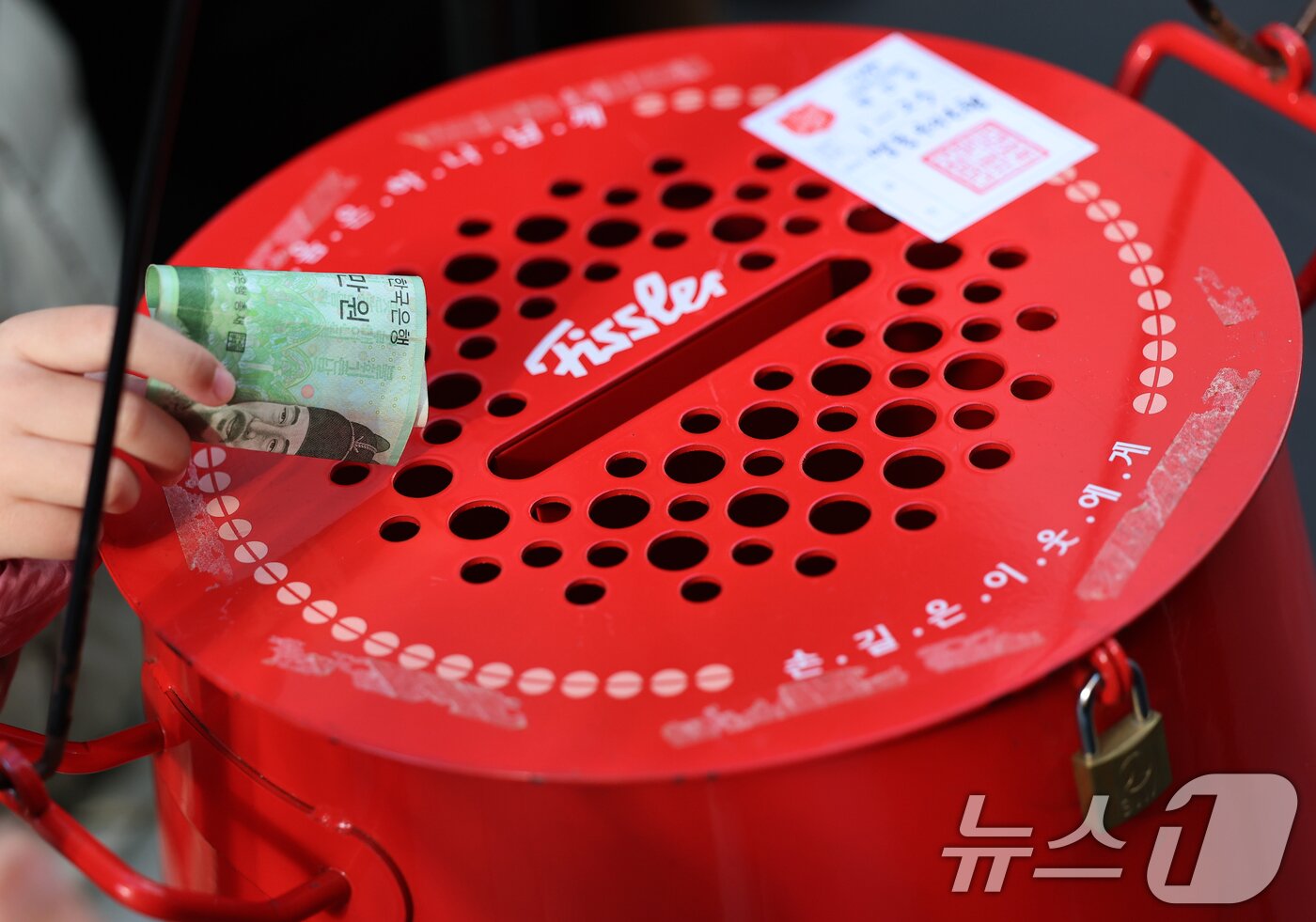 본문 이미지 - 2025 구세군 연말 모금 캠페인이 시작된 28일 오후 서울 중구 명동거리에서 시민들이 구세군 자선냄비에 기부하고 있다.  2025.11.28/뉴스1 ⓒ News1 오대일 기자