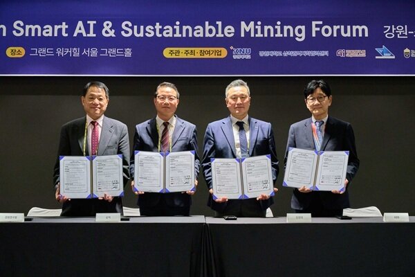 본문 이미지 - &#40;왼쪽부터&#41; 배상근 강원연구원 원장, 김광철 삼척시 부시장, 박철우 강원대학교 삼척 부총장, 이상훈 ABB 본부장이 삼척시 스마트 AI 마이닝 추진을 위한 업무협력 협약을 체결 후 기념촬영 중인 모습 / 사진=주한스웨덴무역투자대표부 제공