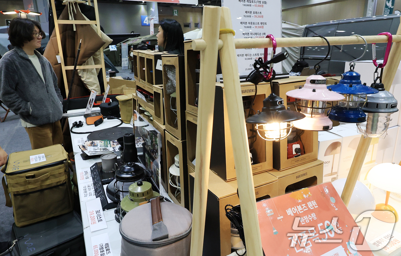 (고양=뉴스1) 이호윤 기자 = 28일 경기 고양시 킨텍스에서 열린 2025 국제아웃도어캠핑&레포츠페스티벌을 방문한 관람객들이 부스를 살펴보고 있다. 2025.11.28/뉴스1