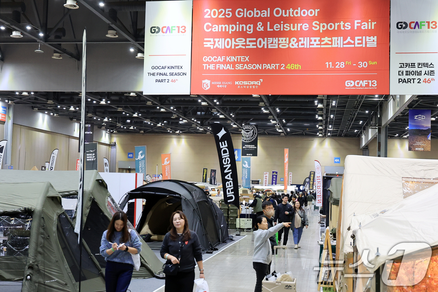 (고양=뉴스1) 이호윤 기자 = 28일 경기 고양시 킨텍스에서 열린 2025 국제아웃도어캠핑&레포츠페스티벌을 방문한 관람객들이 부스를 살펴보고 있다. 2025.11.28/뉴스1