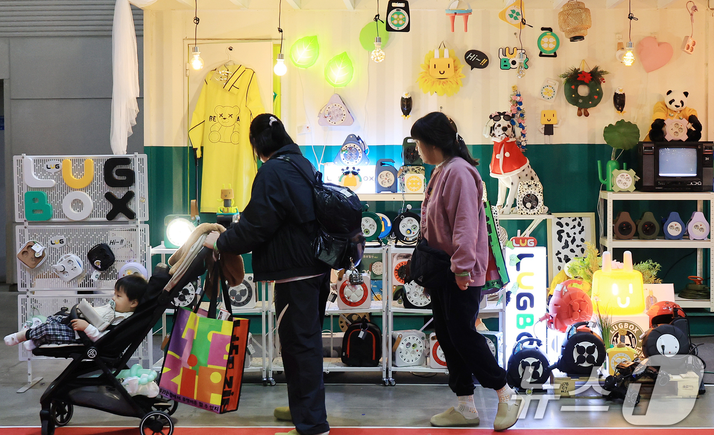 (고양=뉴스1) 이호윤 기자 = 28일 경기 고양시 킨텍스에서 열린 2025 국제아웃도어캠핑&레포츠페스티벌을 방문한 관람객들이 부스를 살펴보고 있다. 2025.11.28/뉴스1