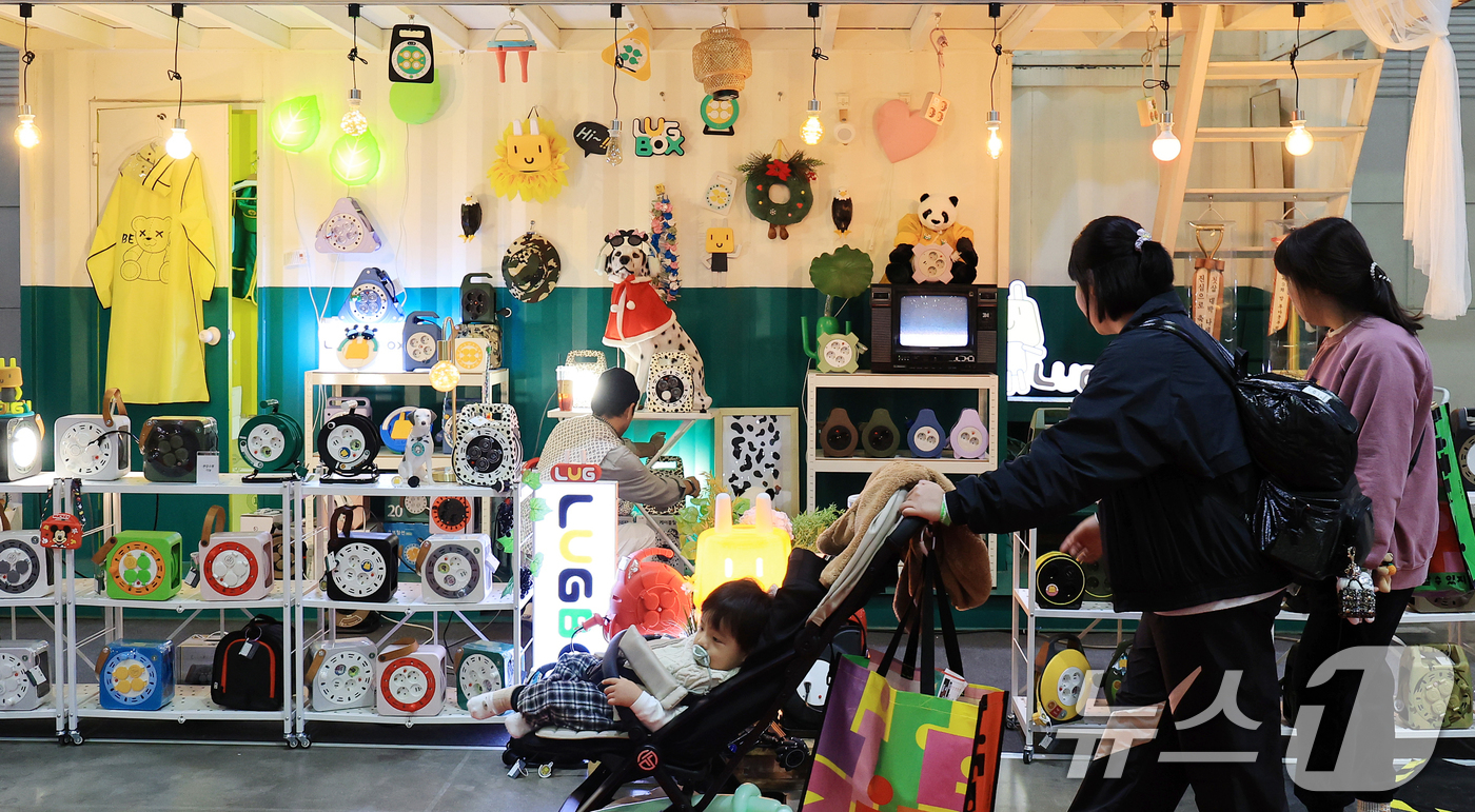 (고양=뉴스1) 이호윤 기자 = 28일 경기 고양시 킨텍스에서 열린 2025 국제아웃도어캠핑&레포츠페스티벌을 방문한 관람객들이 부스를 살펴보고 있다. 2025.11.28/뉴스1