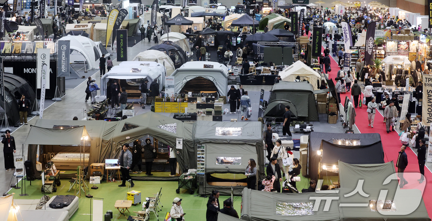 (고양=뉴스1) 이호윤 기자 = 28일 경기 고양시 킨텍스에서 열린 2025 국제아웃도어캠핑&레포츠페스티벌을 방문한 관람객들이 부스를 살펴보고 있다. 2025.11.28/뉴스1