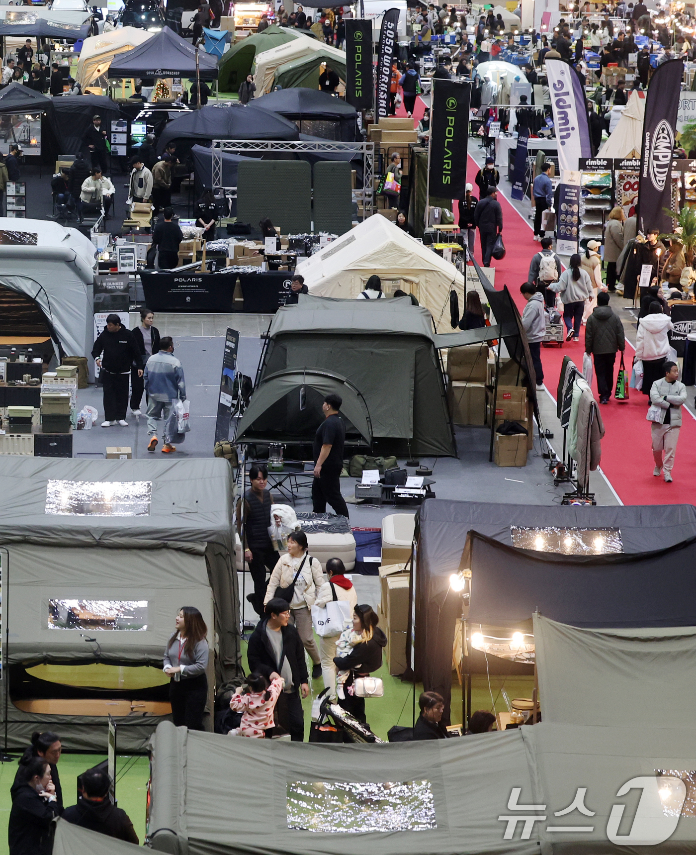 (고양=뉴스1) 이호윤 기자 = 28일 경기 고양시 킨텍스에서 열린 2025 국제아웃도어캠핑&레포츠페스티벌을 방문한 관람객들이 부스를 살펴보고 있다. 2025.11.28/뉴스1