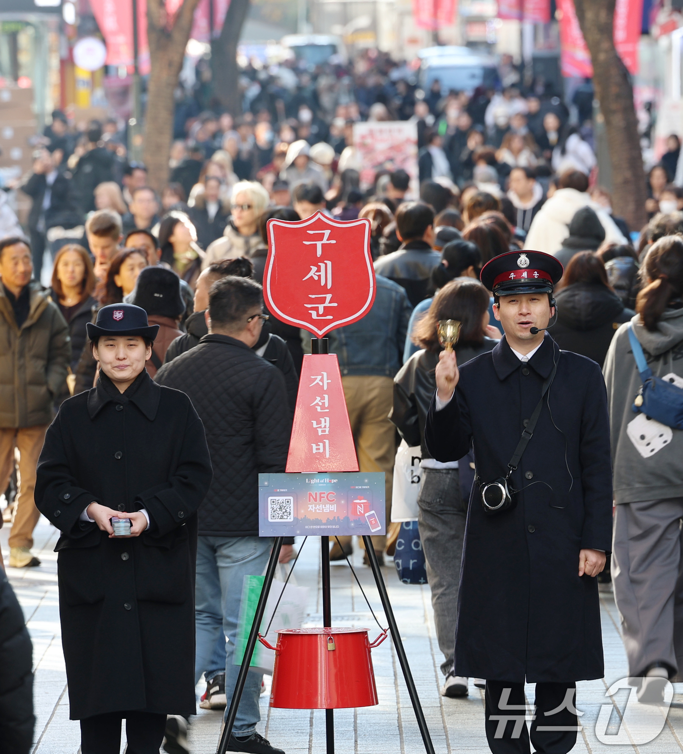 (서울=뉴스1) 오대일 기자 = 2025 구세군 연말 모금 캠페인이 시작된 28일 오후 서울 중구 명동거리에서 구세군 사관이 힘차게 종을 울리고 있다.올해로 97번째를 맞는 구세군 …