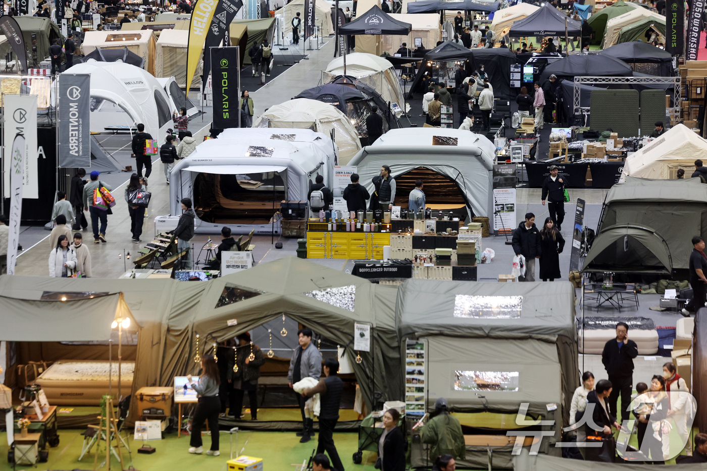 (고양=뉴스1) 이호윤 기자 = 28일 경기 고양시 킨텍스에서 열린 2025 국제아웃도어캠핑&레포츠페스티벌을 방문한 관람객들이 부스를 살펴보고 있다. 2025.11.28/뉴스1