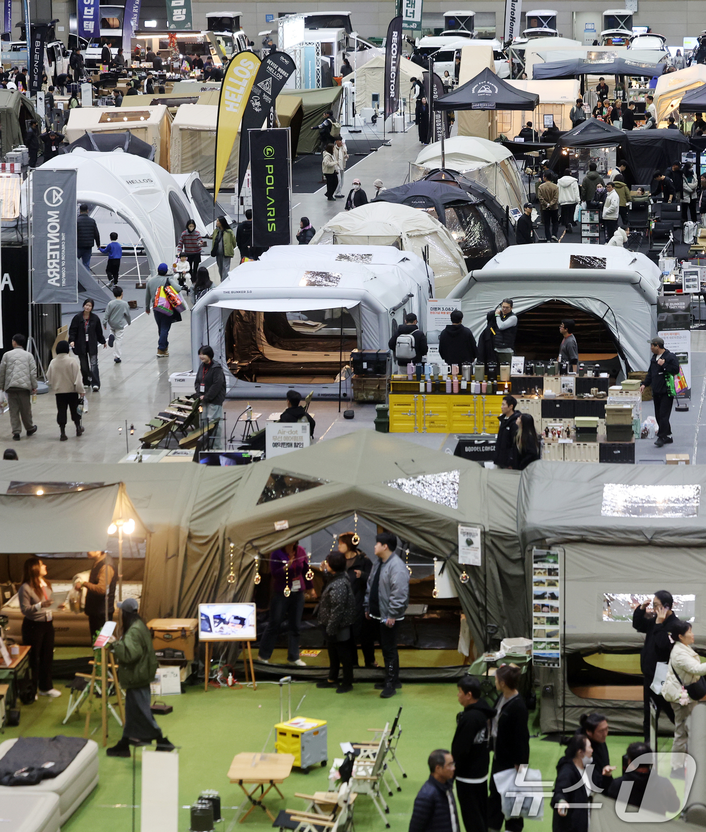 (고양=뉴스1) 이호윤 기자 = 28일 경기 고양시 킨텍스에서 열린 2025 국제아웃도어캠핑&레포츠페스티벌을 방문한 관람객들이 부스를 살펴보고 있다. 2025.11.28/뉴스1