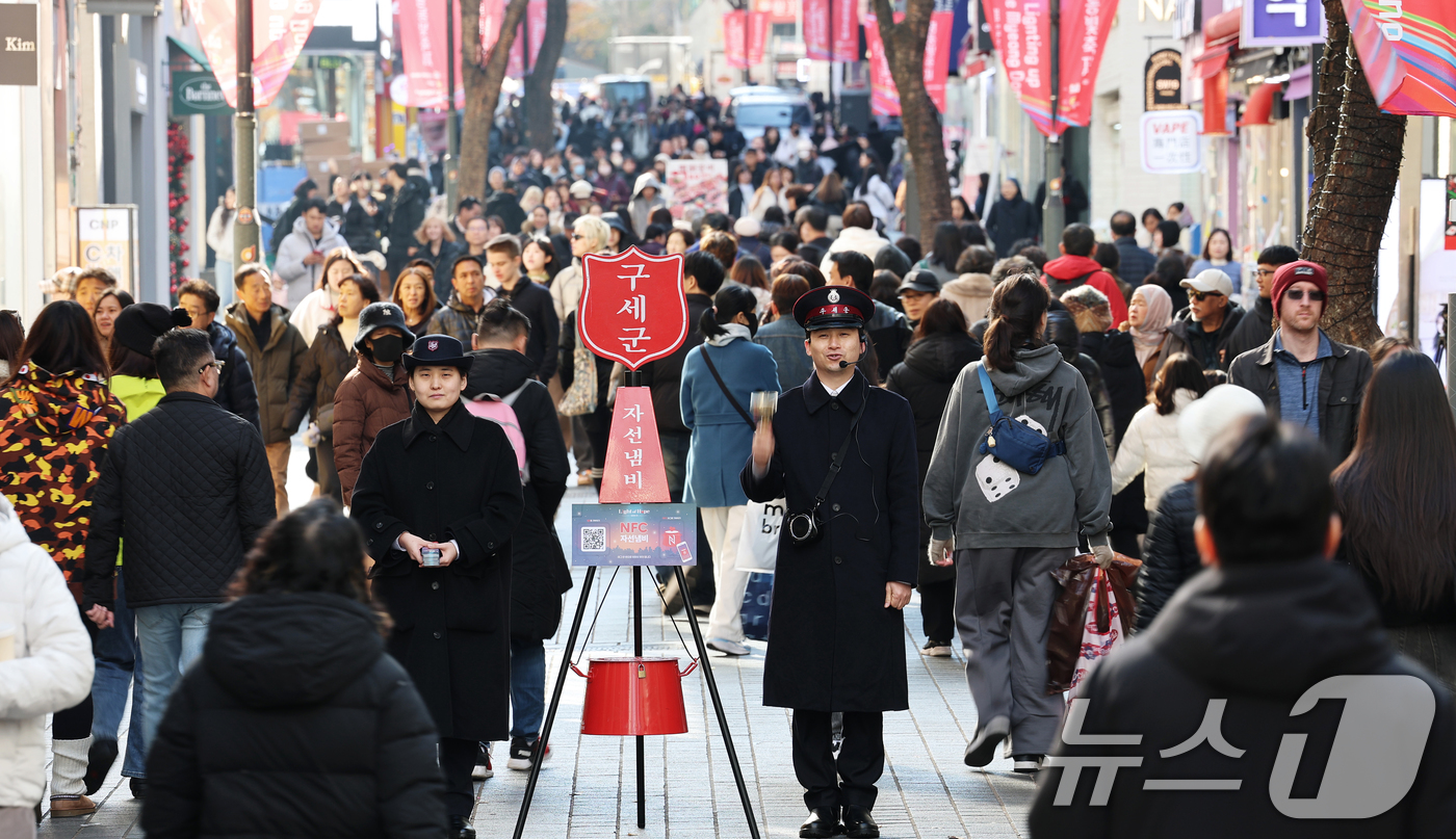 (서울=뉴스1) 오대일 기자 = 2025 구세군 연말 모금 캠페인이 시작된 28일 오후 서울 중구 명동거리에서 구세군 사관이 힘차게 종을 울리고 있다.올해로 97번째를 맞는 구세군 …