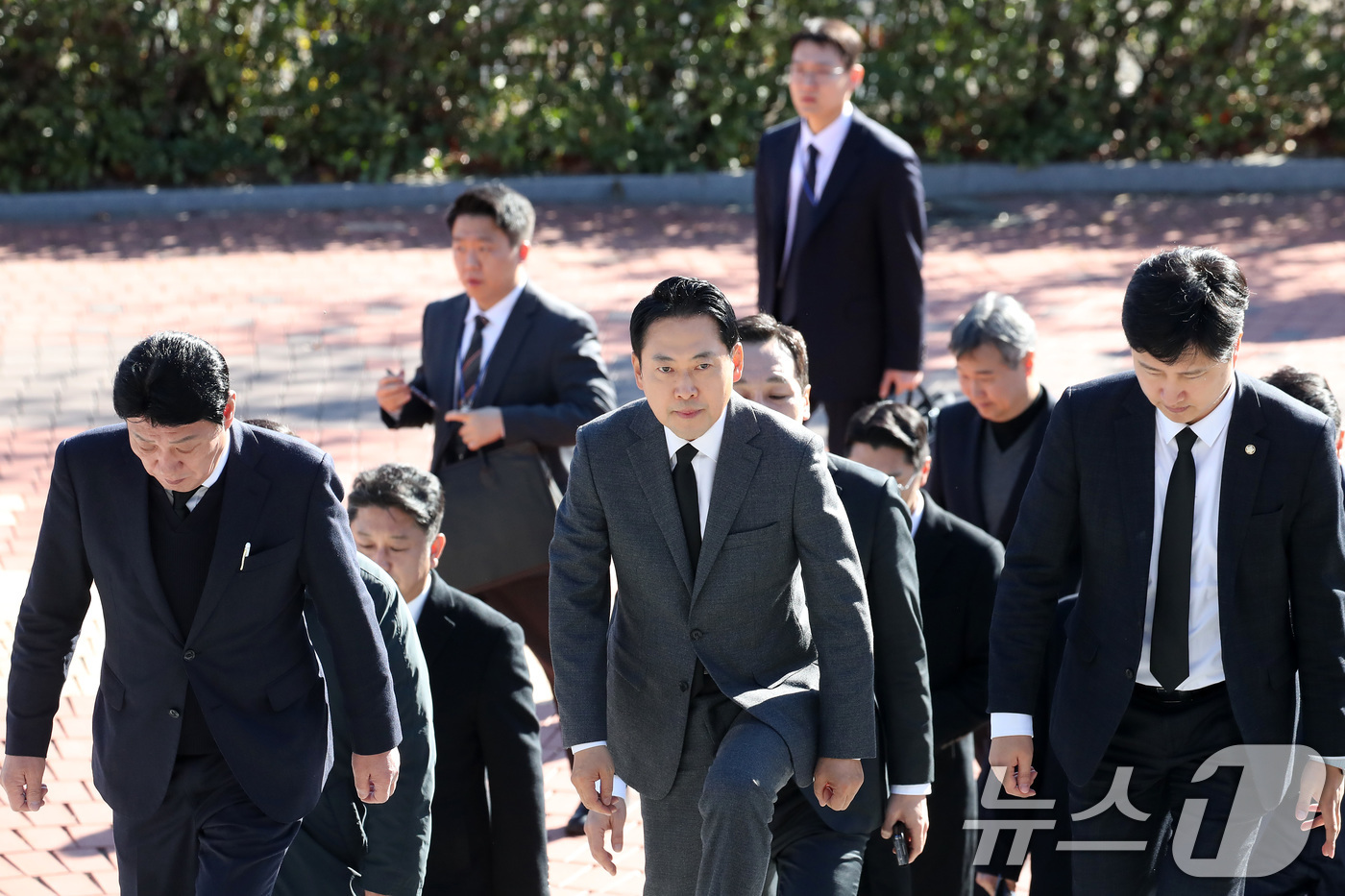 (대구=뉴스1) 공정식 기자 = 장동혁 국민의힘 대표가 28일 오후 대구 동구 국립신암선열공원을 찾아 순국선열과 애국지사 등 독립유공자 참배를 위해 단충사로 향하고 있다. 2025 …