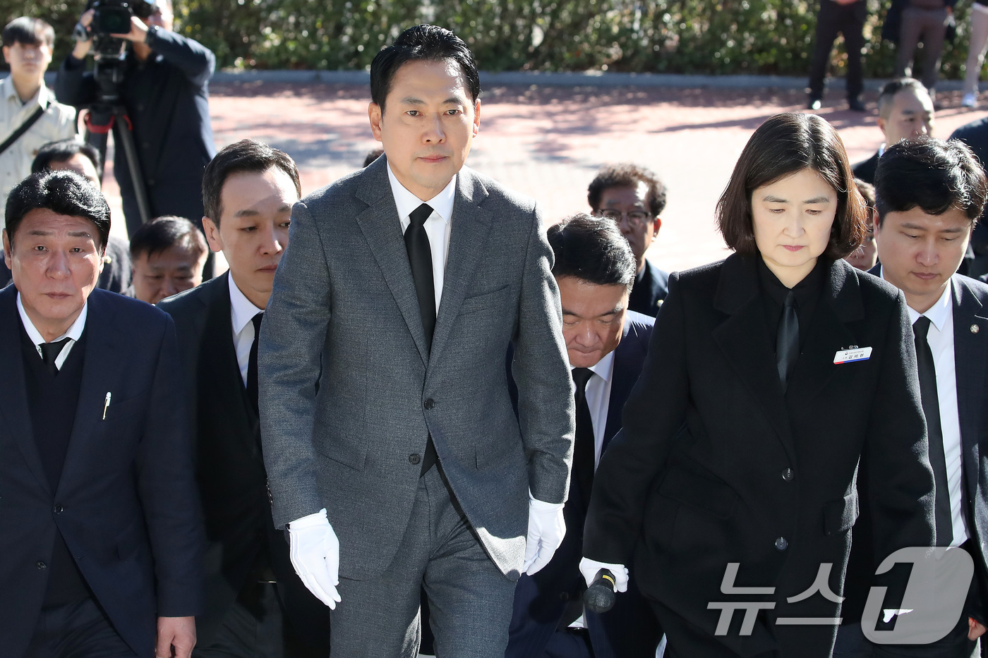 (대구=뉴스1) 공정식 기자 = 장동혁 국민의힘 대표가 28일 오후 대구 동구 국립신암선열공원을 찾아 순국선열과 애국지사 등 독립유공자 참배를 위해 단충사로 향하고 있다. 2025 …