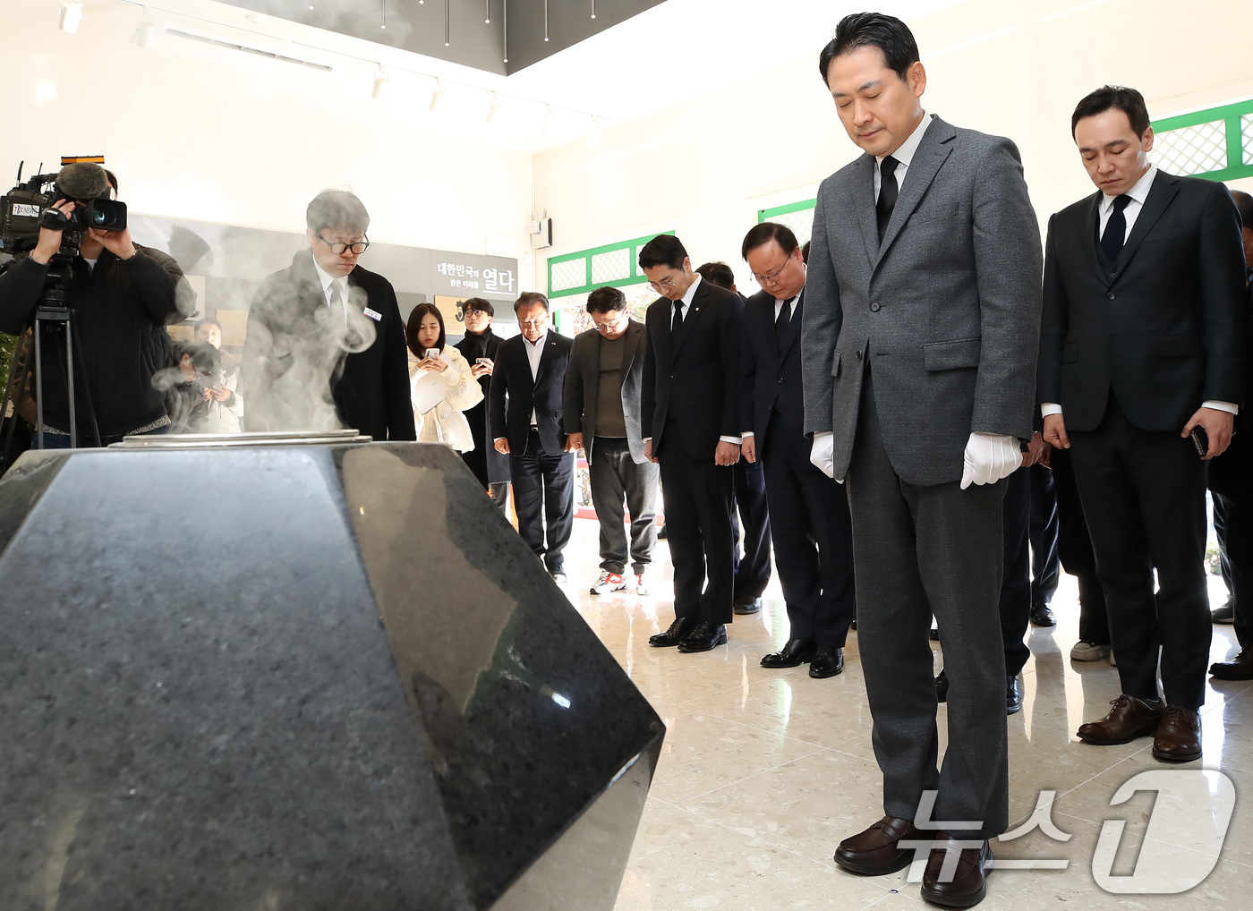 (대구=뉴스1) 공정식 기자 = 장동혁 국민의힘 대표가 28일 오후 대구 동구 국립신암선열공원을 찾아 순국선열과 애국지사 등 독립유공자 위패를 모신 단충사에서 참배하고 있다. 20 …