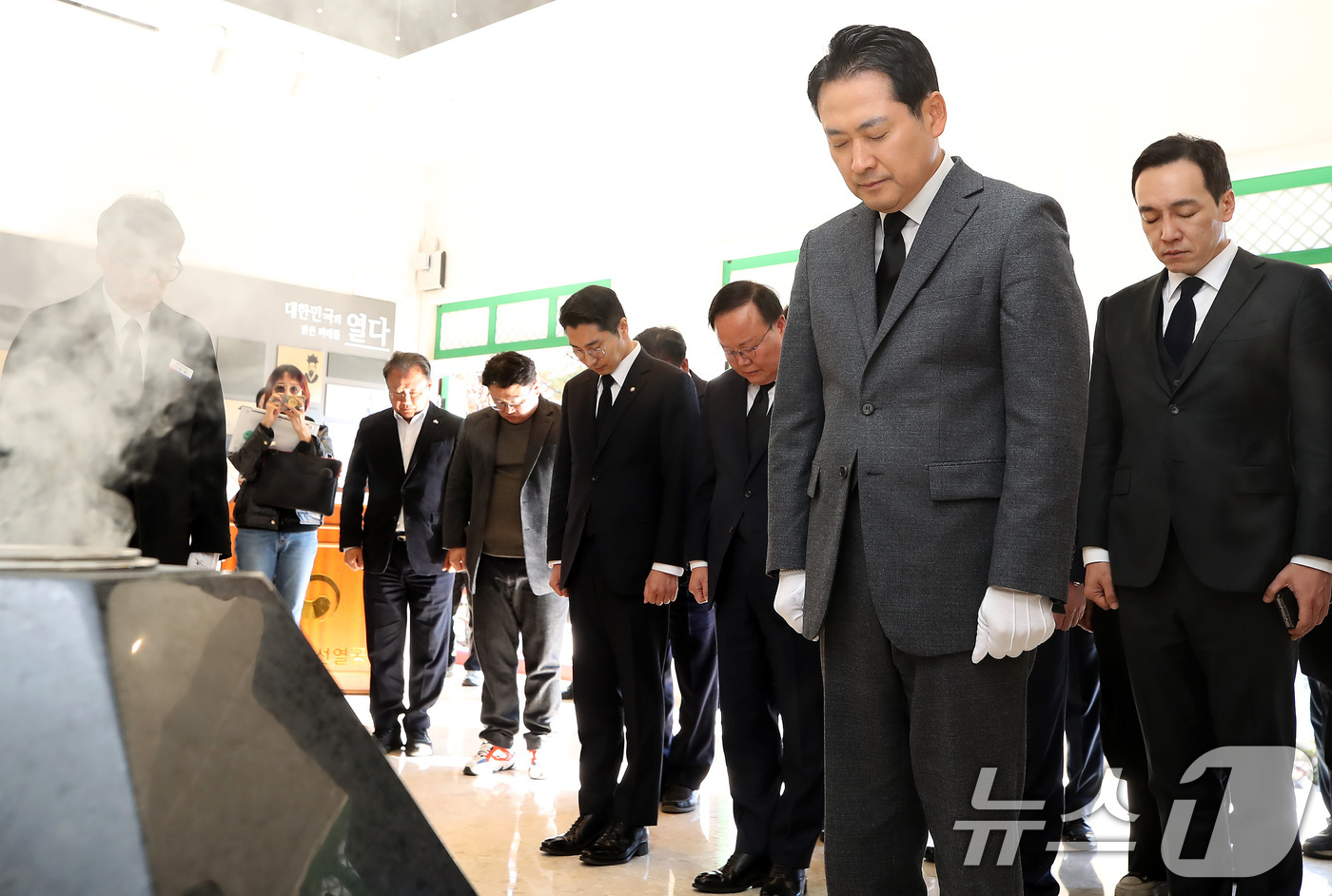 (대구=뉴스1) 공정식 기자 = 장동혁 국민의힘 대표가 28일 오후 대구 동구 국립신암선열공원을 찾아 순국선열과 애국지사 등 독립유공자 위패를 모신 단충사에서 참배하고 있다. 20 …