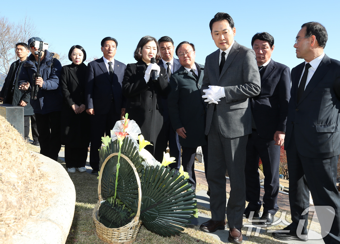 (대구=뉴스1) 공정식 기자 = 장동혁 국민의힘 대표가 28일 오후 대구 동구 국립신암선열공원을 찾아 순국선열과 애국지사 등 독립유공자 묘역에서 참배한 뒤 묘역을 살펴보고 있다. …