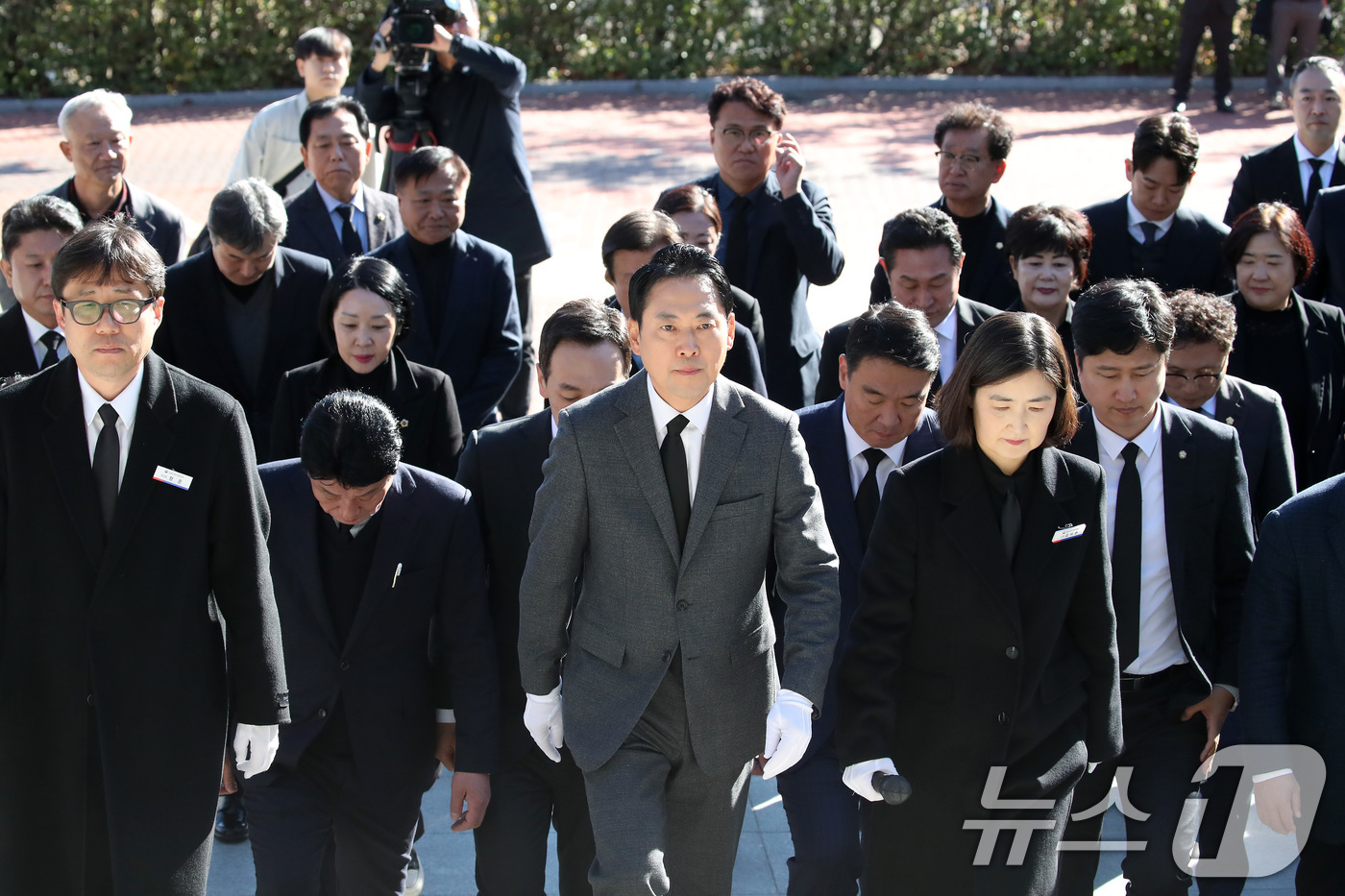 (대구=뉴스1) 공정식 기자 = 장동혁 국민의힘 대표가 28일 오후 대구 동구 국립신암선열공원을 찾아 순국선열과 애국지사 등 독립유공자 참배를 위해 단충사로 향하고 있다. 2025 …