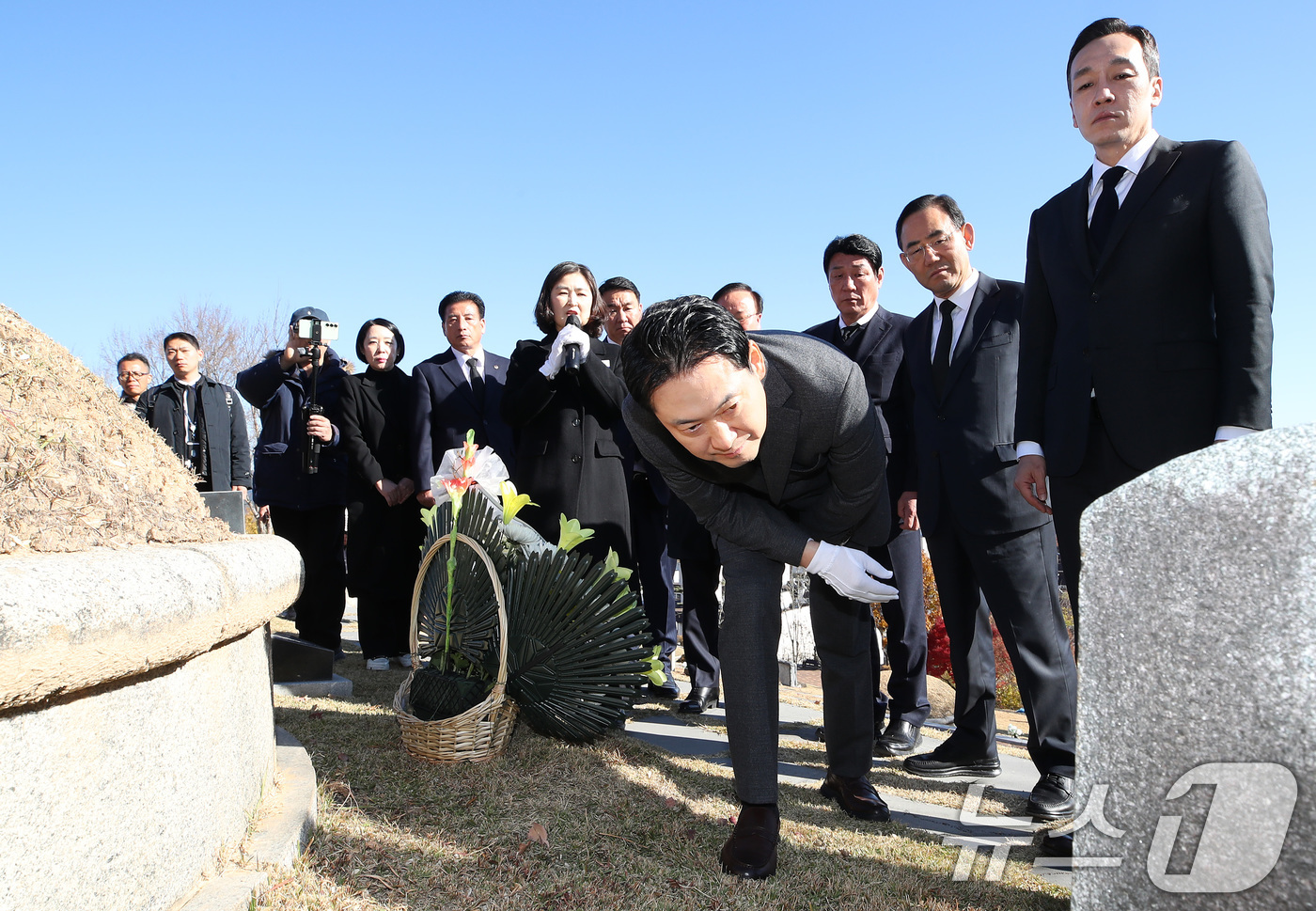 (대구=뉴스1) 공정식 기자 = 장동혁 국민의힘 대표가 28일 오후 대구 동구 국립신암선열공원을 찾아 순국선열과 애국지사 등 독립유공자 묘역에서 참배한 뒤 묘역을 살펴보고 있다. …