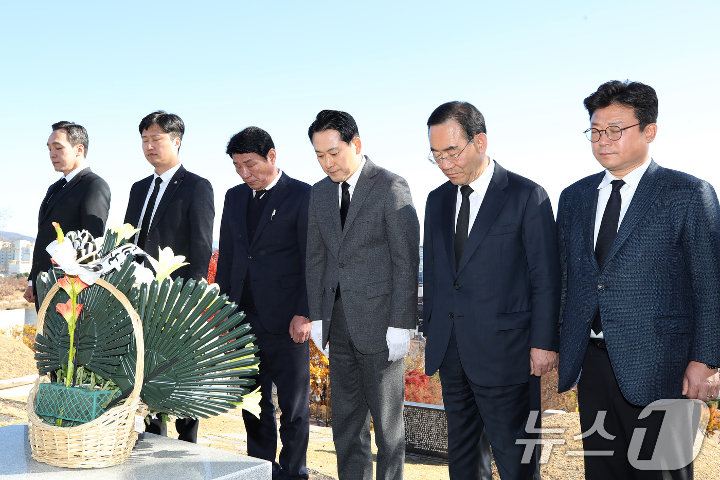 (대구=뉴스1) 공정식 기자 = 장동혁 국민의힘 대표가 28일 오후 대구 동구 국립신암선열공원을 찾아 순국선열과 애국지사 등 독립유공자 묘역에서 참배하고 있다. 2025.11.28 …