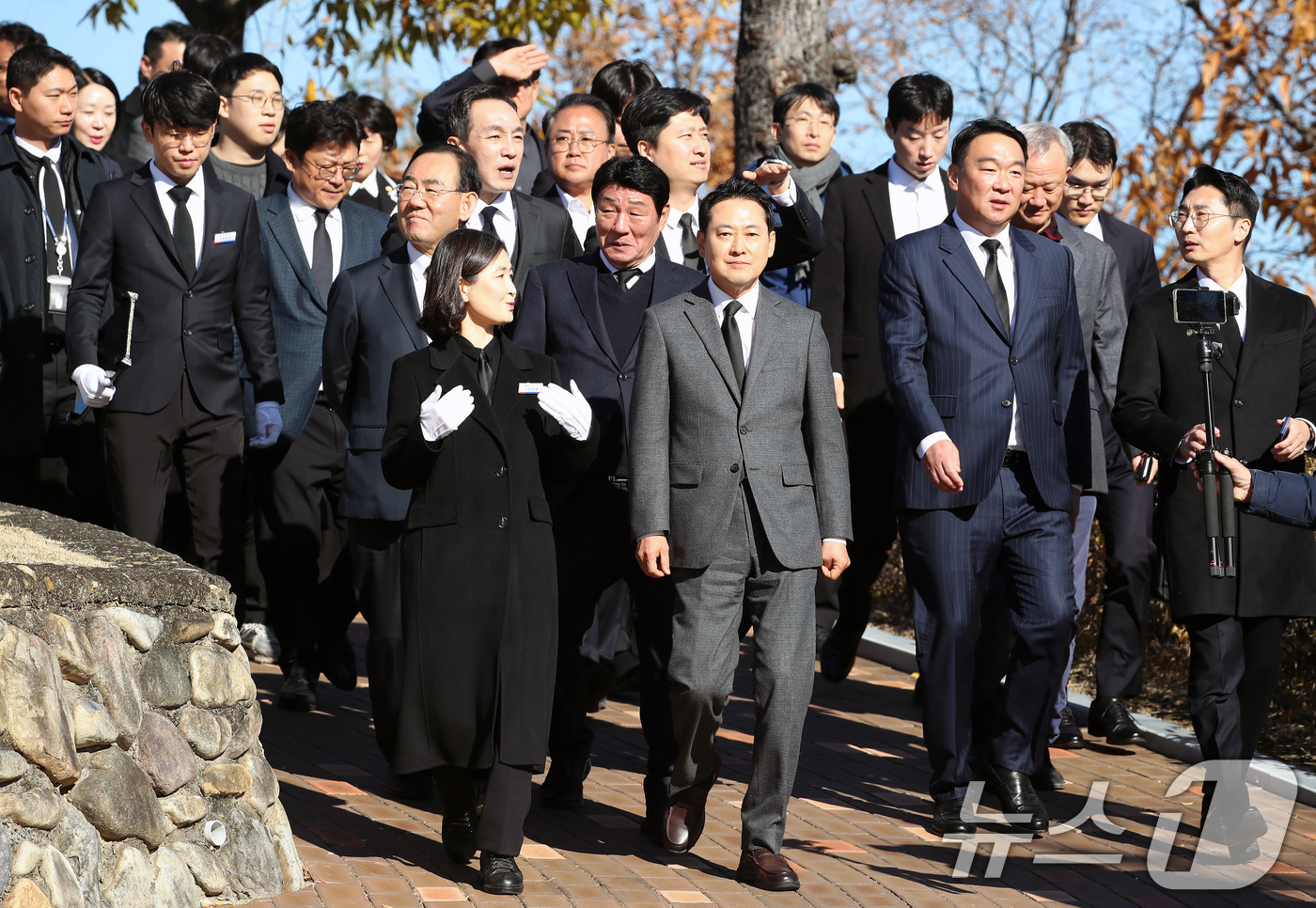(대구=뉴스1) 공정식 기자 = 장동혁 국민의힘 대표가 28일 오후 대구 동구 국립신암선열공원을 찾아 순국선열과 애국지사 등 독립유공자 묘역에서 참배한 뒤 묘역을 살펴보고 있다. …