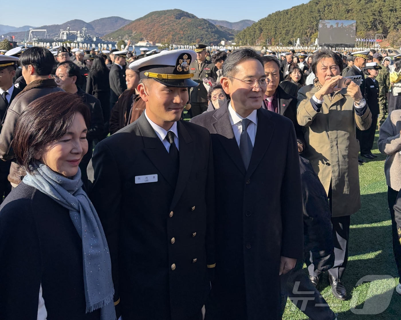 (창원=뉴스1) 박주평 기자 = 이재용 삼성전자 회장이 28일 경남 창원시 해군사관학교에서 열린 제139기 해군·해병대 사관후보생 수료 및 임관식에서 장남 지호 씨, 홍라희 삼성미 …