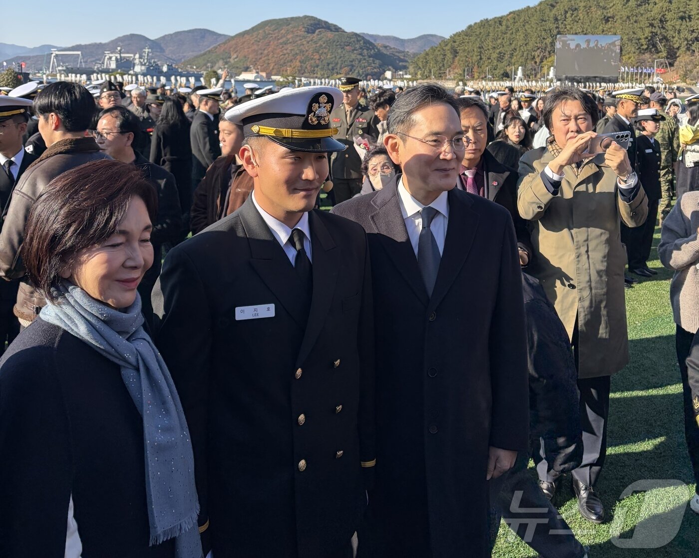 본문 이미지 - 이재용 삼성전자 회장이 28일 경남 창원시 해군사관학교에서 열린 제139기 해군·해병대 사관후보생 수료 및 임관식에서 장남 지호 씨, 홍라희 삼성미술관 리움 명예관장과 함께 기념촬영을 하고 있다. (공동취재) 2025.11.28/뉴스1 ⓒ News1 박주평 기자