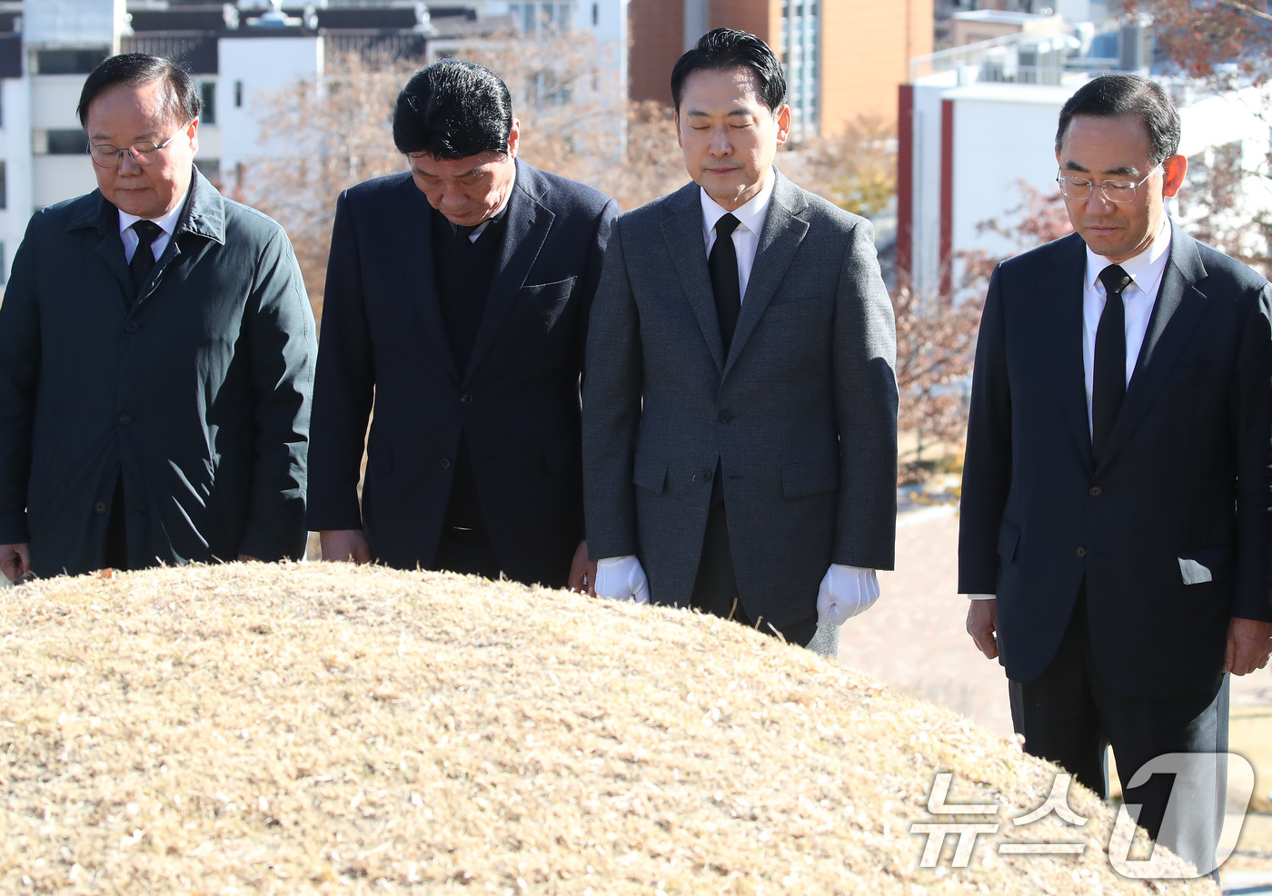 (대구=뉴스1) 공정식 기자 = 장동혁 국민의힘 대표가 28일 오후 대구 동구 국립신암선열공원을 찾아 순국선열과 애국지사 등 독립유공자 묘역에서 참배하고 있다. 2025.11.28 …