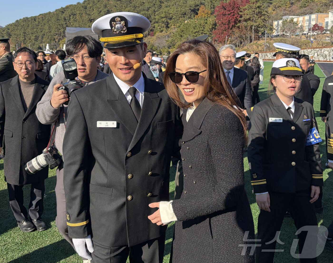 본문 이미지 - 임세령 대상그룹 부회장이 28일 경남 창원시 해군사관학교에서 열린 제139기 해군·해병대 사관후보생 수료 및 임관식에서 장남 이지호 씨와 기념촬영을 하고 있다. &#40;공동취재&#41; 2025.11.28/뉴스1 ⓒ News1 박주평 기자