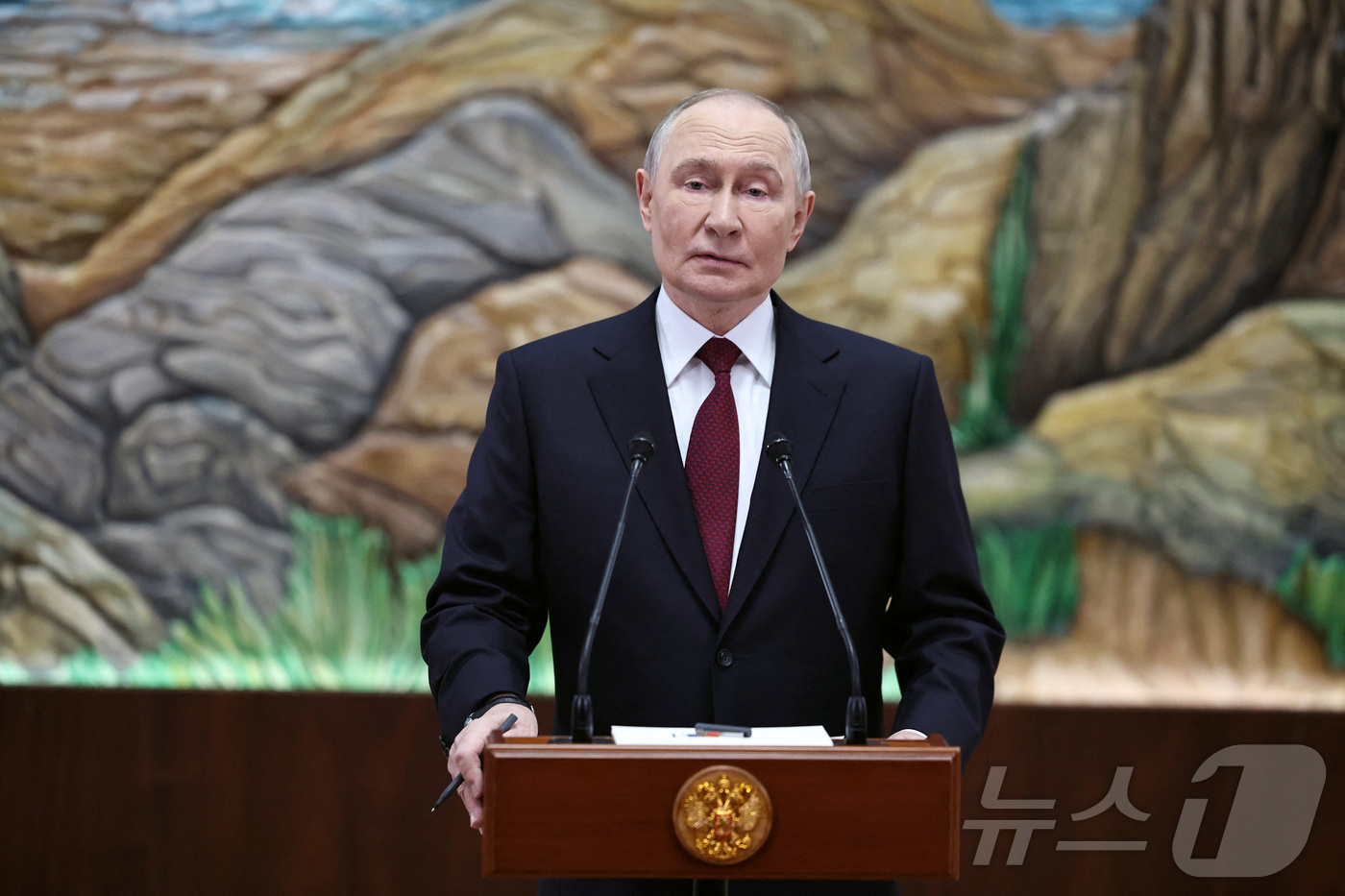 (비슈케크 로이터=뉴스1) 김지완 기자 = 27일(현지시간) 블라디미르 푸틴 러시아 대통령이 '집단안보조약기구'(CSTO) 정상회의 참석차 방문한 키르기스스탄 수도 비슈케크에서 기 …