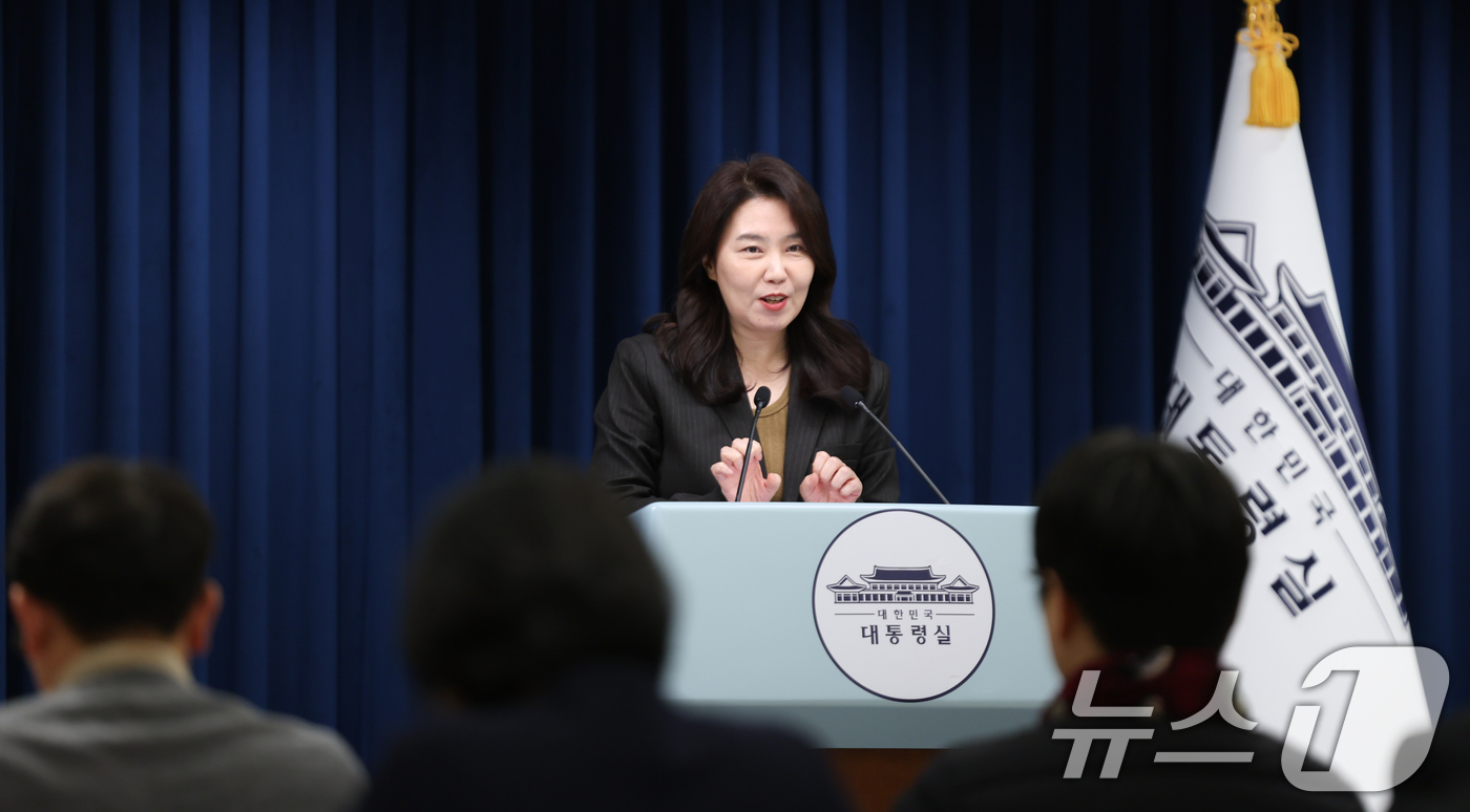 (서울=뉴스1) 허경 기자 = 강유정 대통령실 대변인이 28일 서울 용산 대통령실 청사에서 이재명 대통령의 국정원 방문 및 인사 관련 브리핑을 하고 있다. 2025.11.28/뉴스 …