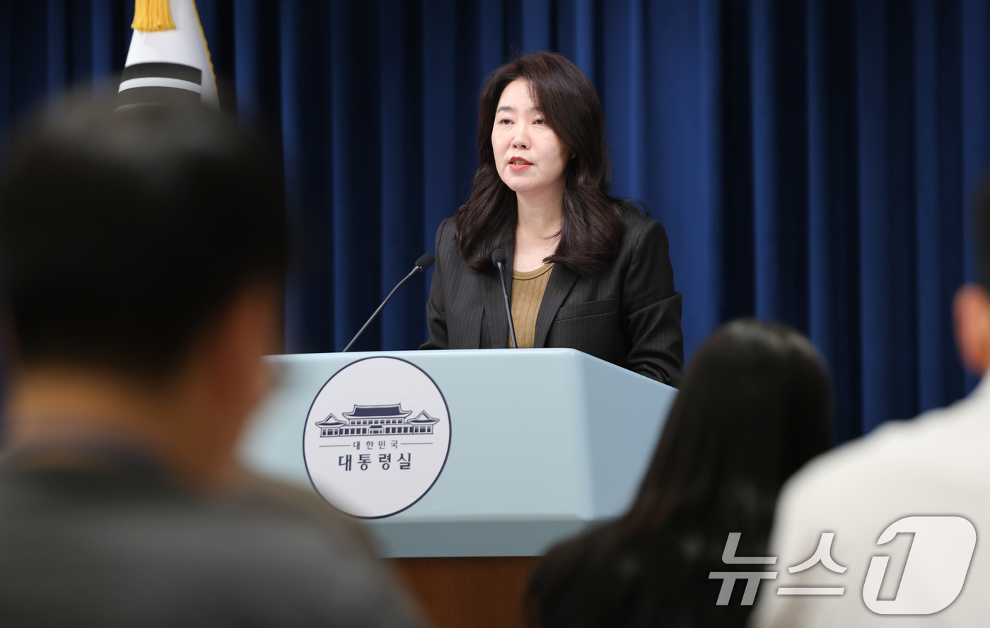 (서울=뉴스1) 허경 기자 = 강유정 대통령실 대변인이 28일 서울 용산 대통령실 청사에서 이재명 대통령의 국정원 방문 및 인사 관련 브리핑을 하고 있다. 2025.11.28/뉴스 …