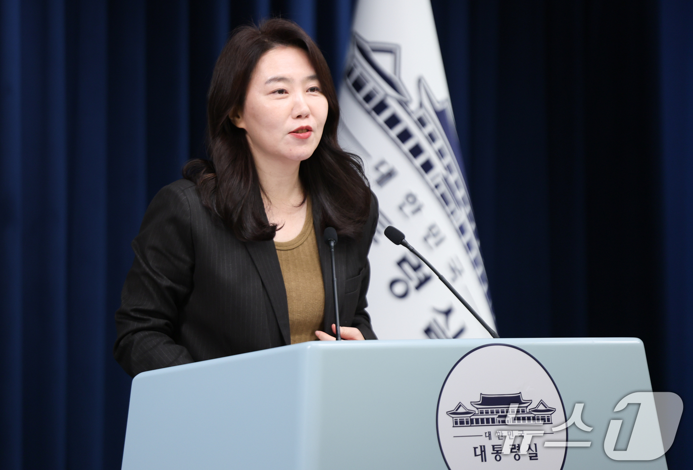 (서울=뉴스1) 허경 기자 = 강유정 대통령실 대변인이 28일 서울 용산 대통령실 청사에서 이재명 대통령의 국정원 방문 및 인사 관련 브리핑을 하고 있다. 2025.11.28/뉴스 …