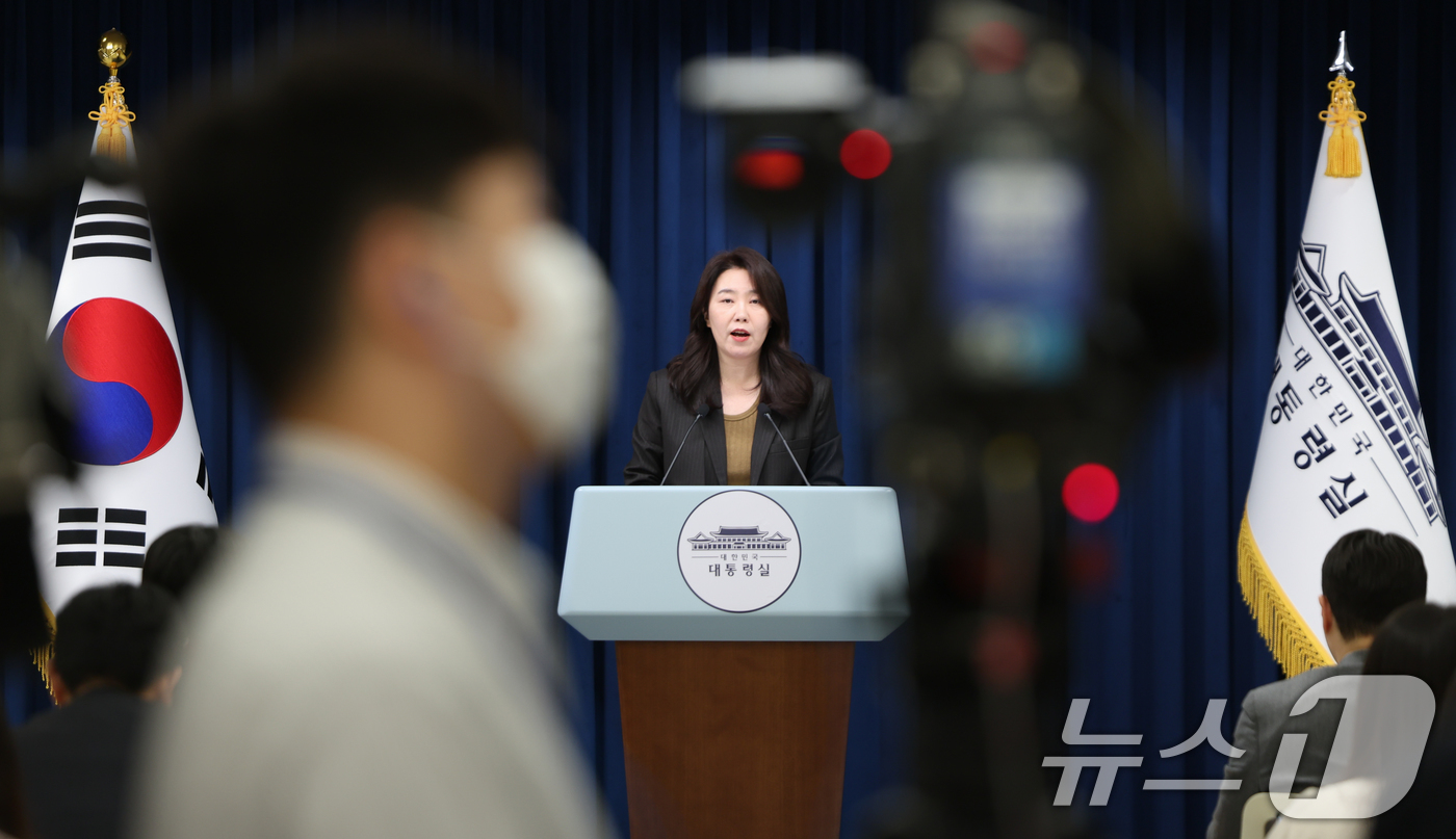 (서울=뉴스1) 허경 기자 = 강유정 대통령실 대변인이 28일 서울 용산 대통령실 청사에서 이재명 대통령의 국정원 방문 및 인사 관련 브리핑을 하고 있다. 2025.11.28/뉴스 …