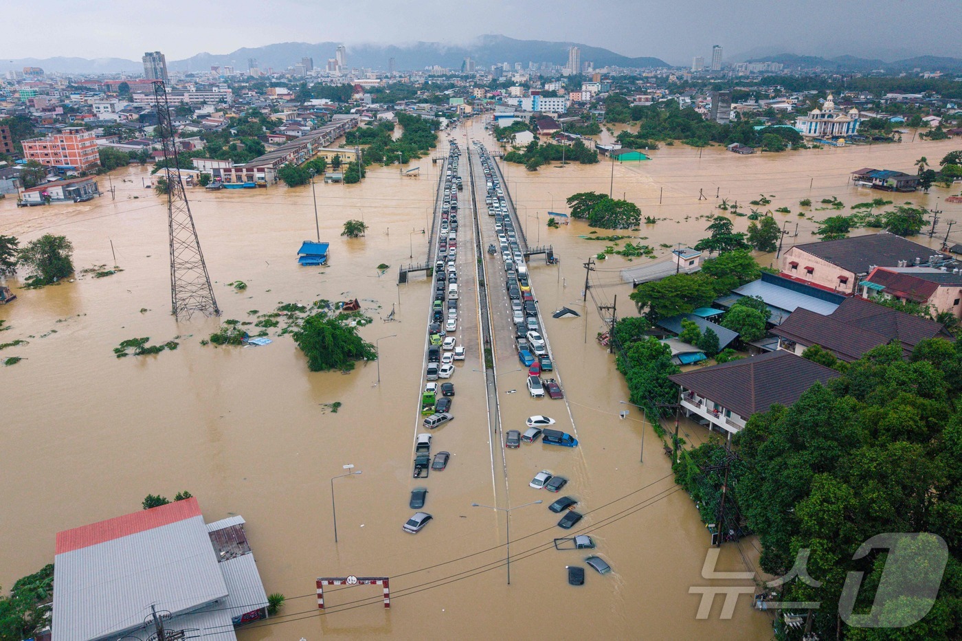 (핫야이 AFP=뉴스1) 김경민 기자 = 태국 남부 송클라주의 핫야이에서 며칠 간 폭우로 인해 심각한 홍수가 발생했고 26일(현지시간) 자동차가 침수됐다. 2025.11.26ⓒ A …