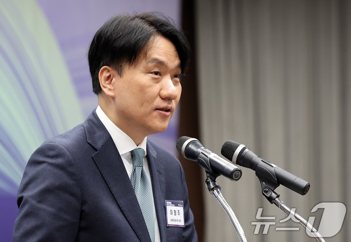 본문 이미지 - 이형주 금융정보분석원장이 28일 서울 중구 은행연합회 국제회의실에서 열린 제19회 자금세탁방지의 날 기념식에서 환영사를 하고 있다. 2025.11.28 ⓒ 뉴스1 박지혜 기자