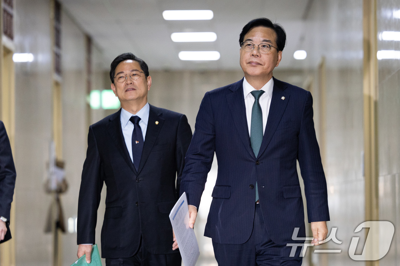 (서울=뉴스1) 유승관 기자 = 송언석 국민의힘 원내대표(오른쪽)와 박수영 기획재정위원회 국민의힘 간사가 28일 서울 여의도 국회에서 여야 원내대표 회동에 참석하고 있다. 2025 …